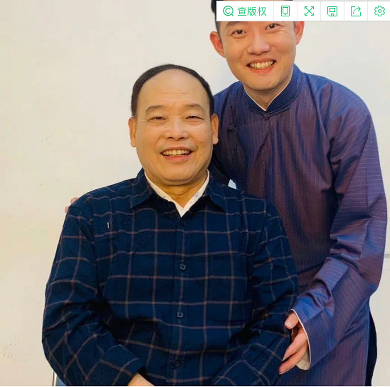 72岁相声大家赵伟洲罕见现身德云社相声春晚,与高峰合影气色不错