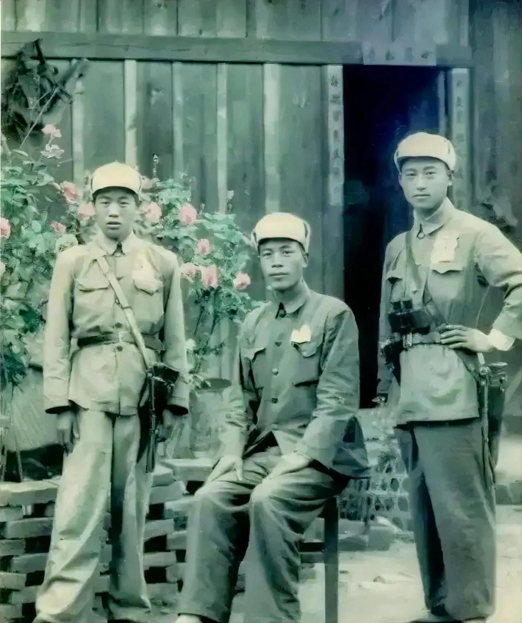 这是1950年,一名首长和警卫员,罕见的留影,从照片中我们可以看出,他们