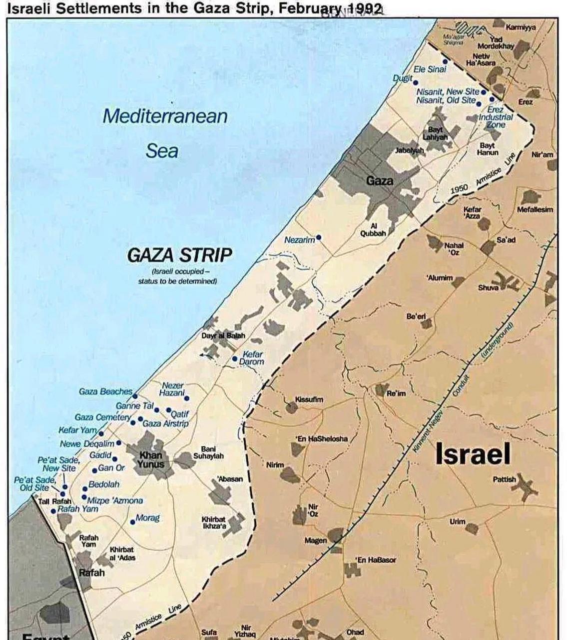 以色列修建数十公里长的厚重水泥隔离墙,每十几米就设立一座岗楼,围绕