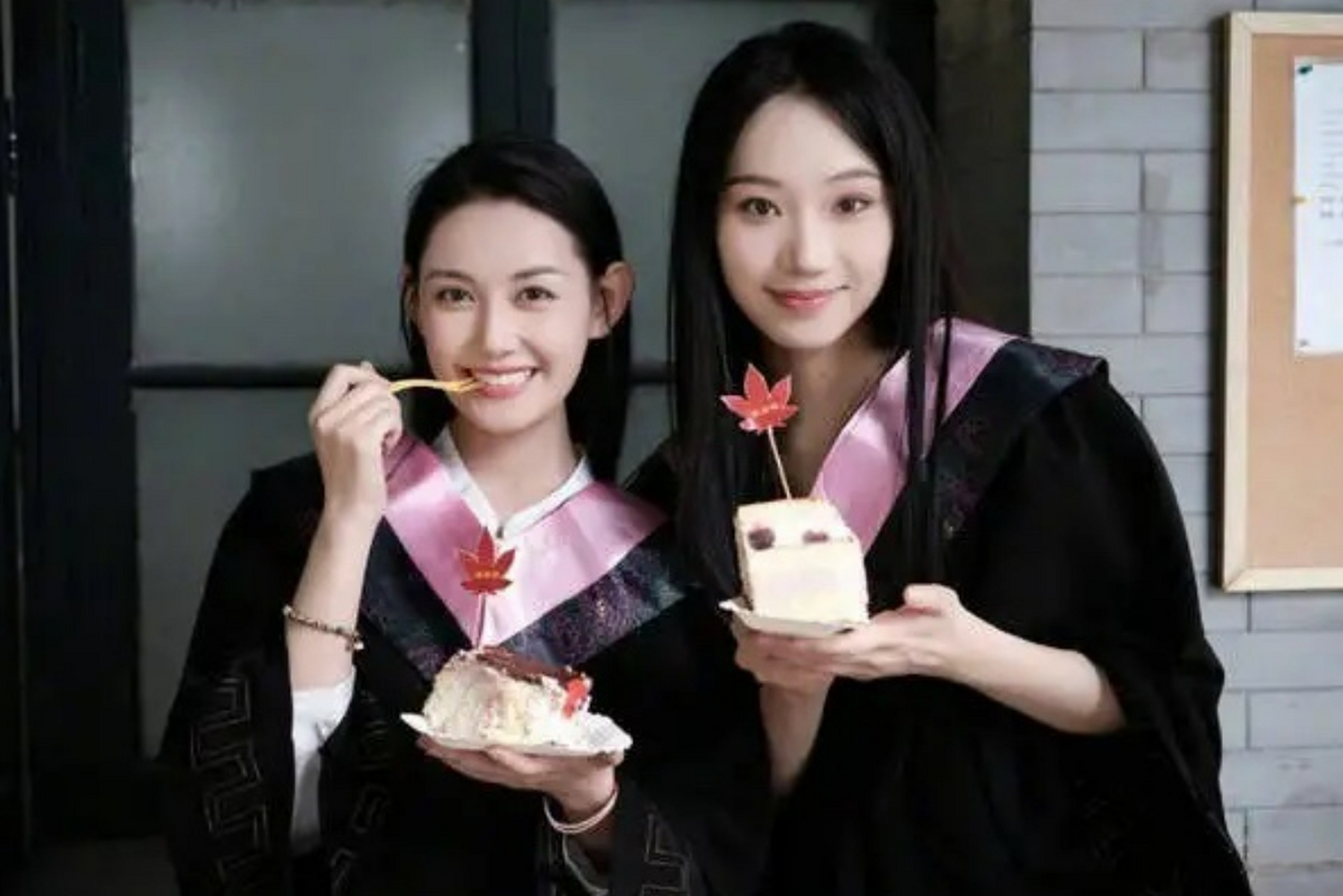 蒋依依晒学士服毕业照,与同学合照,青春气息满满 676767