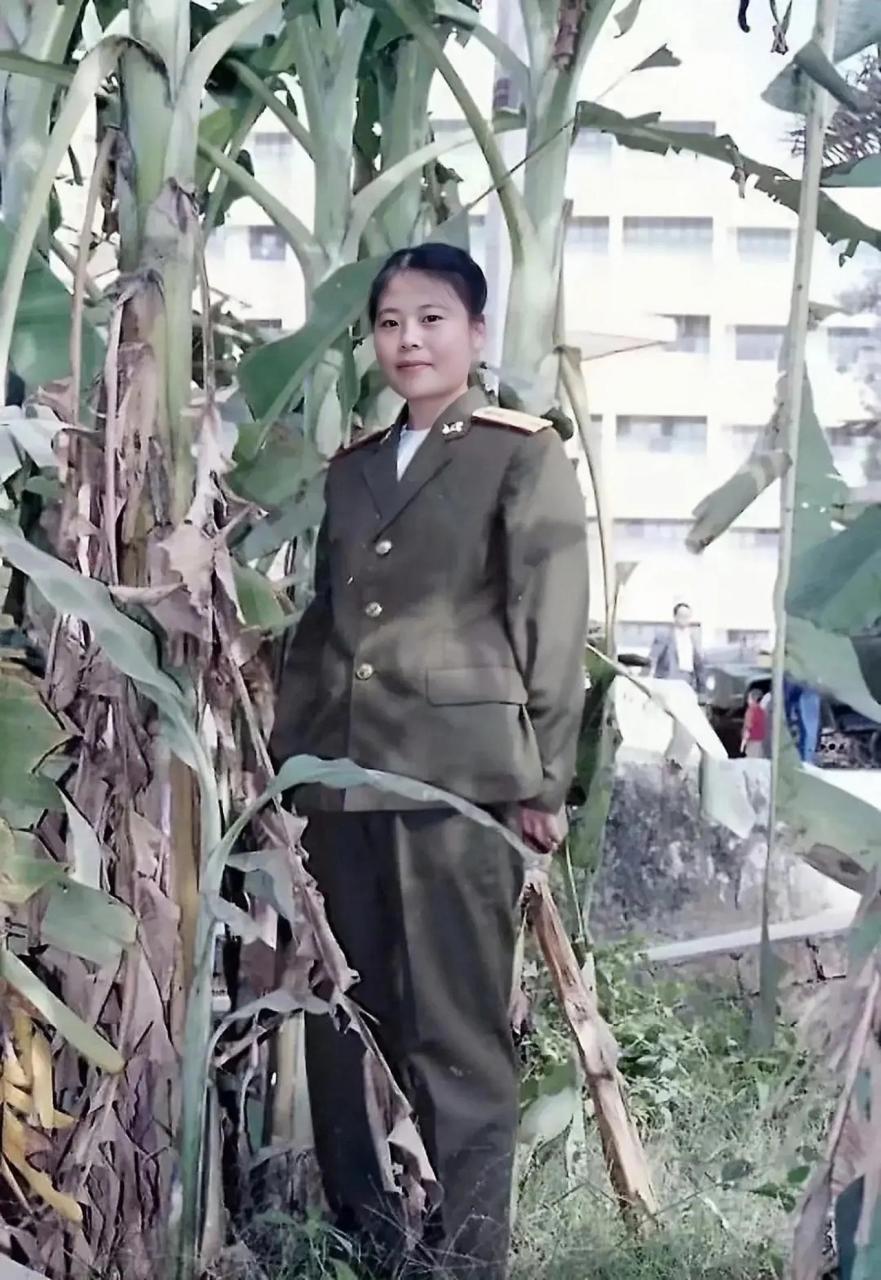 90年代的文山州67医院,一个女兵站在芭蕉树前拍的一张留影.