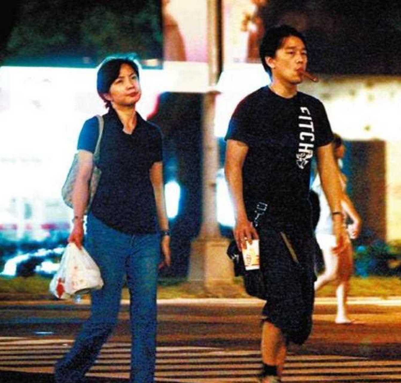 年,台湾街头,王耀庆与老婆郭晏青[握草] 年19日晚,王耀庆夫妇穿着便装
