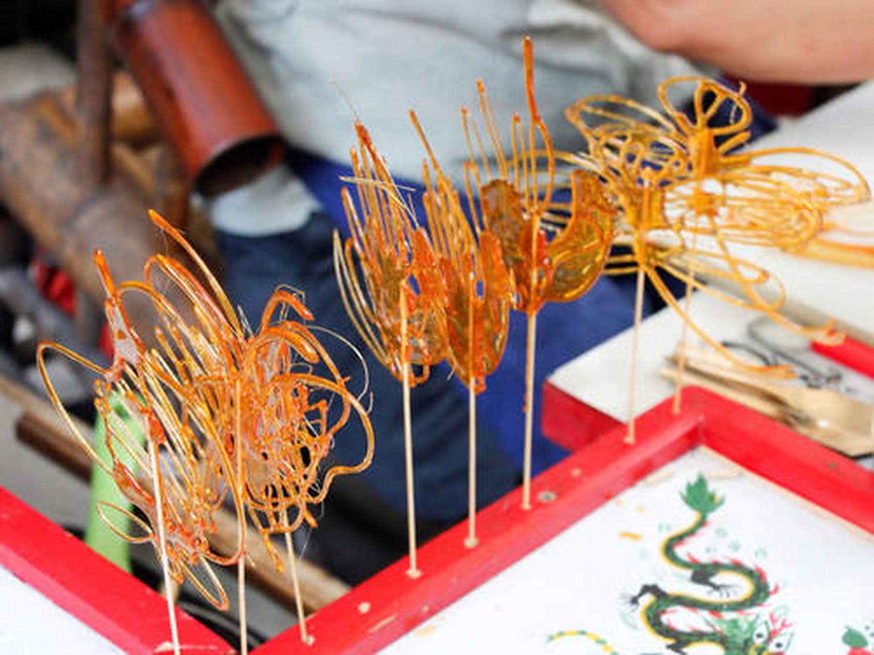 拔丝糖是小时候最喜欢吃的糖,卖糖的大爷爷会把糖做成各种形状,有龙