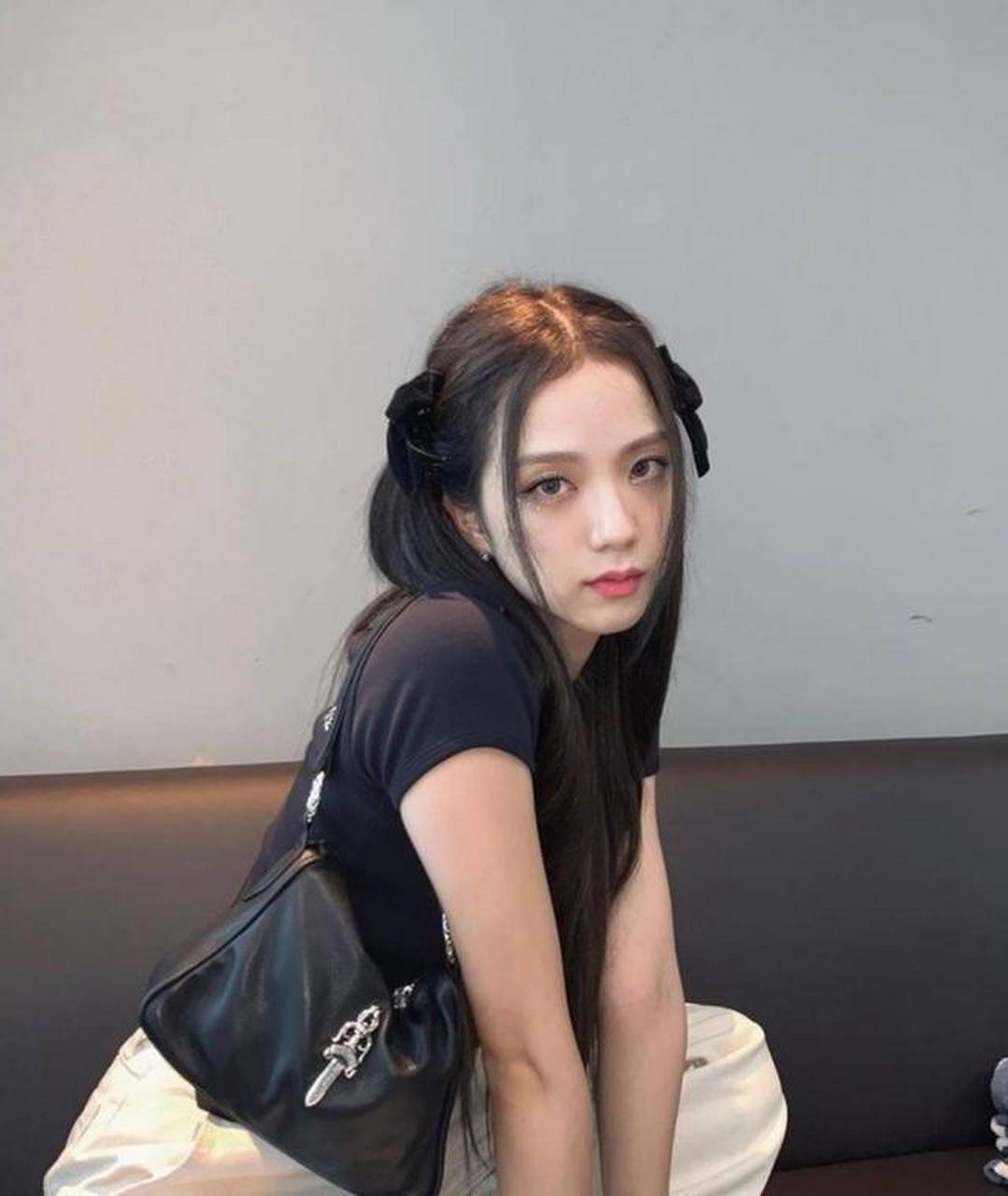 扎双马尾的金智秀太可了,穿休闲装也挡不住美貌,甜飒风格真吸睛