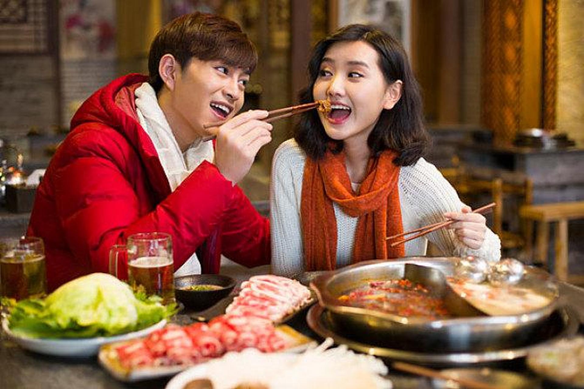 跟男朋友吃饭,不小心看到他朋友圈里尺度较大的照片,一问是谁,就回答