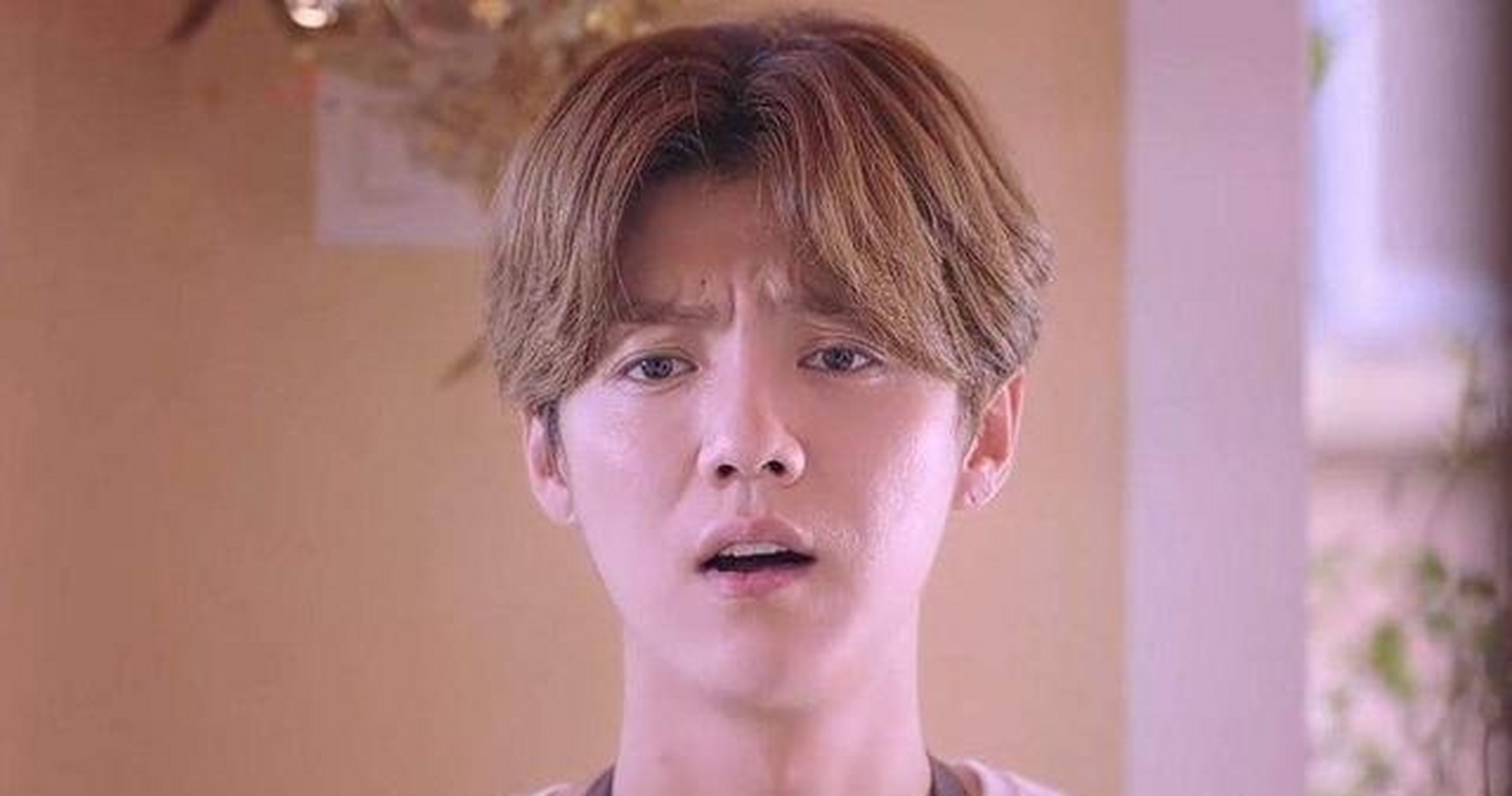 从开始的第一部《重返二十岁》,鹿晗的表演顶多可以算上中规中矩,再加