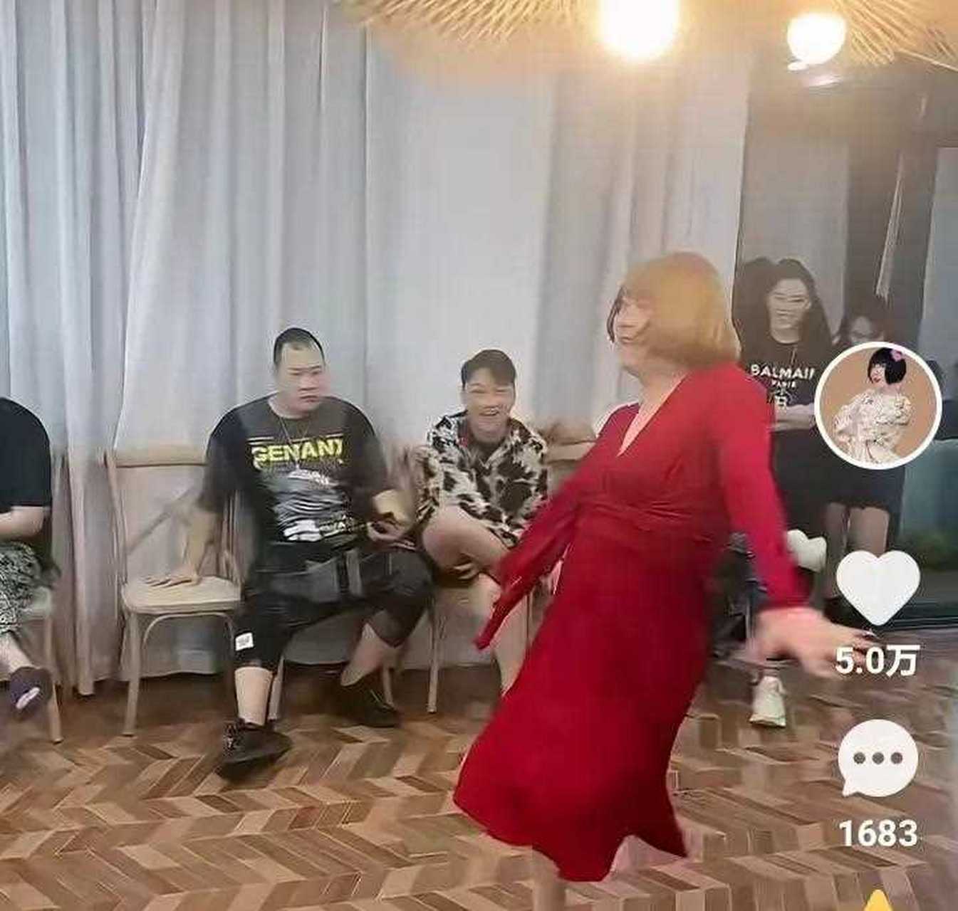 [鲜花] [浪] 上官李桂兰模仿张开凤的风格,男扮女装,身材不是