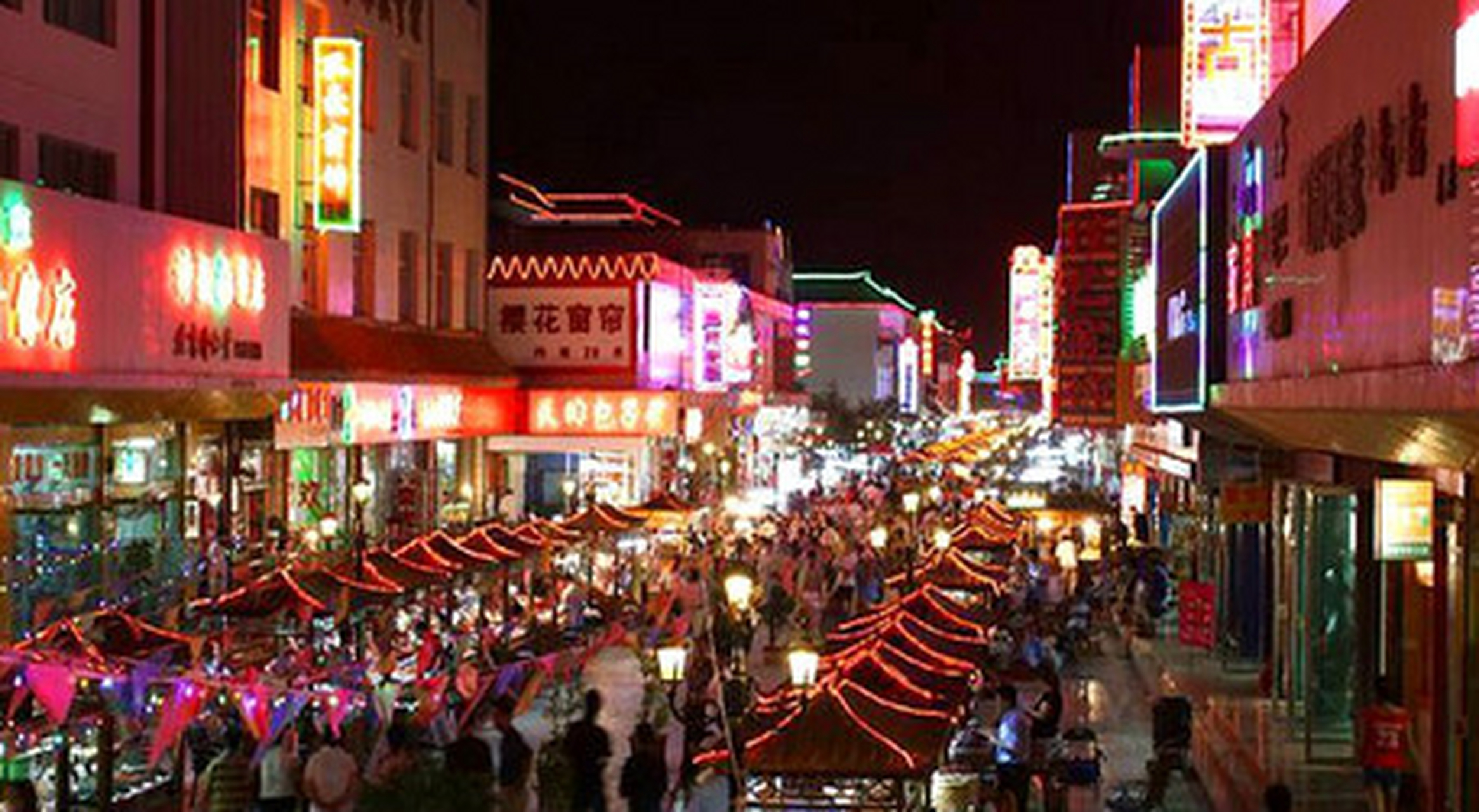 #嬉行记# 敦煌沙洲夜市,源自古老的丝绸之路,承载着丰富的历史文化.在