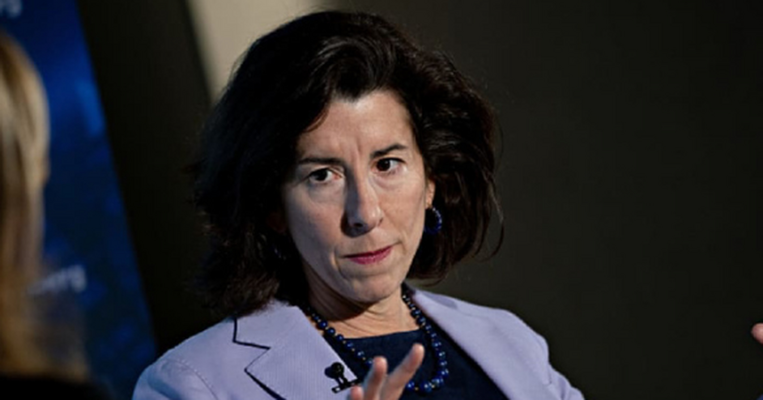 美国商务部长雷蒙多急着访华,第一是要求中国购买美国波音飞机,第二是