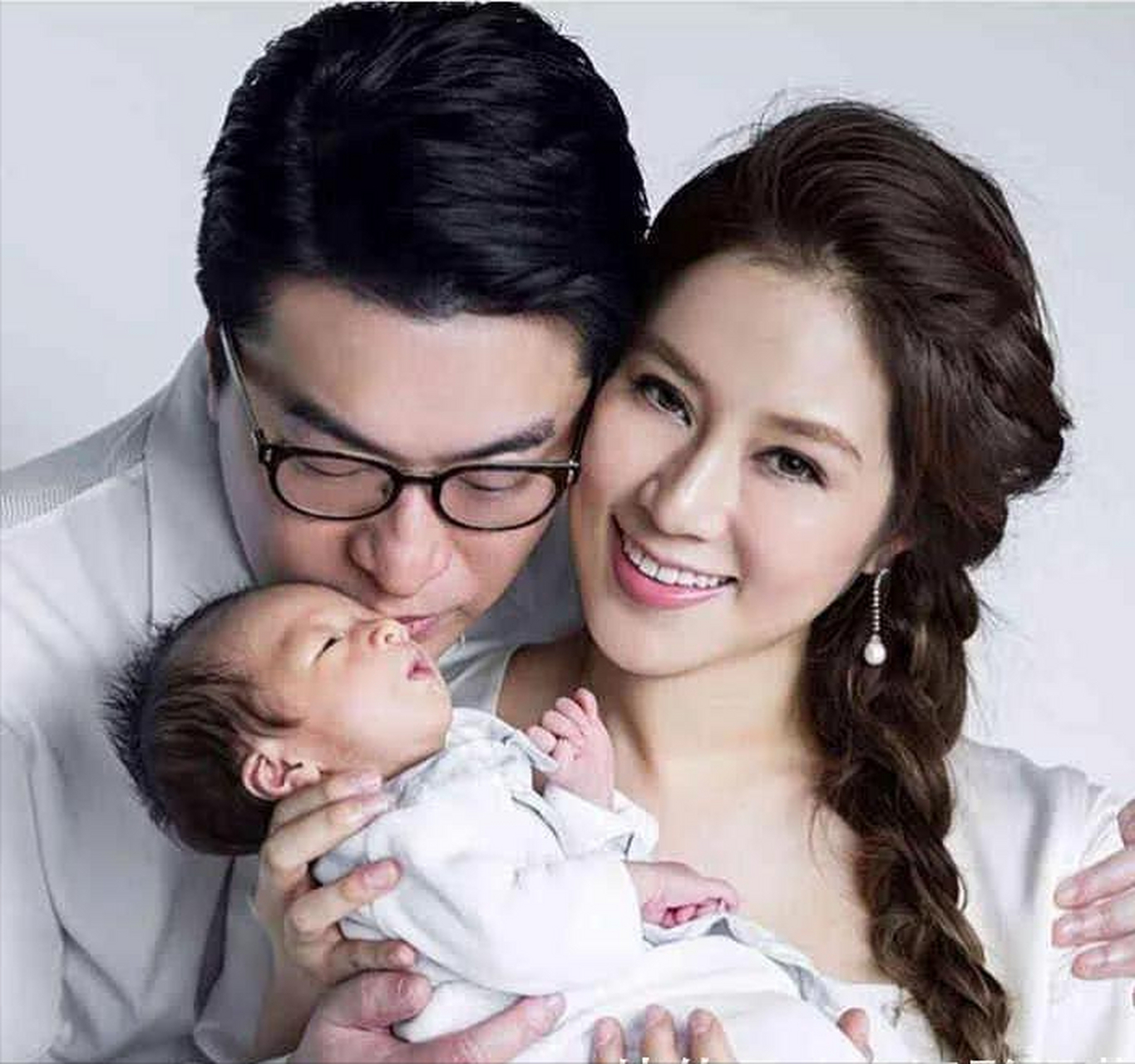 李家诚徐子淇合体出席晚宴,两人同框超甜蜜,千亿媳妇再现孕肚