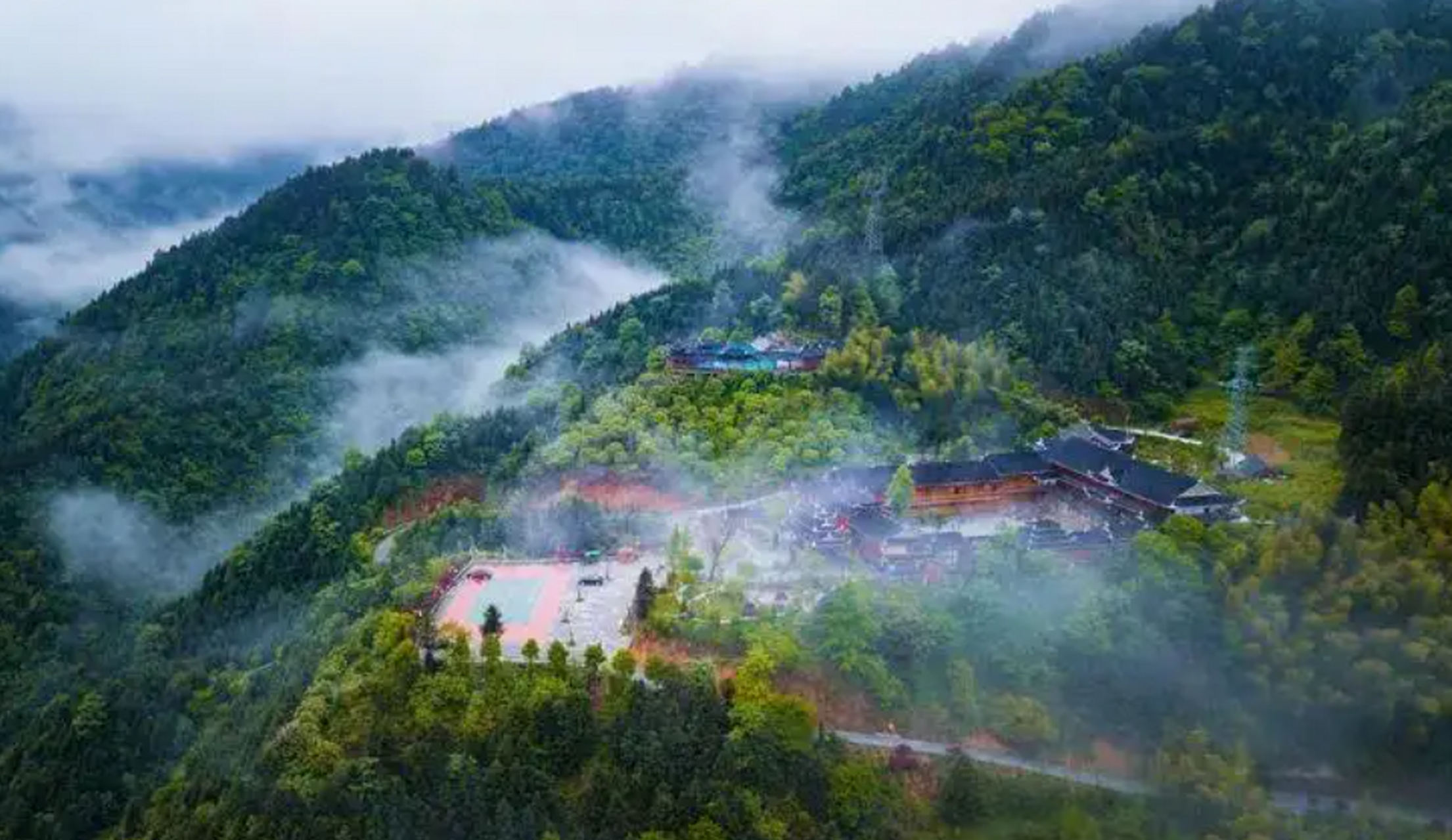 湘西穿岩山森林公园位于湖南省怀化市溆浦县,地处雪峰山东麓.