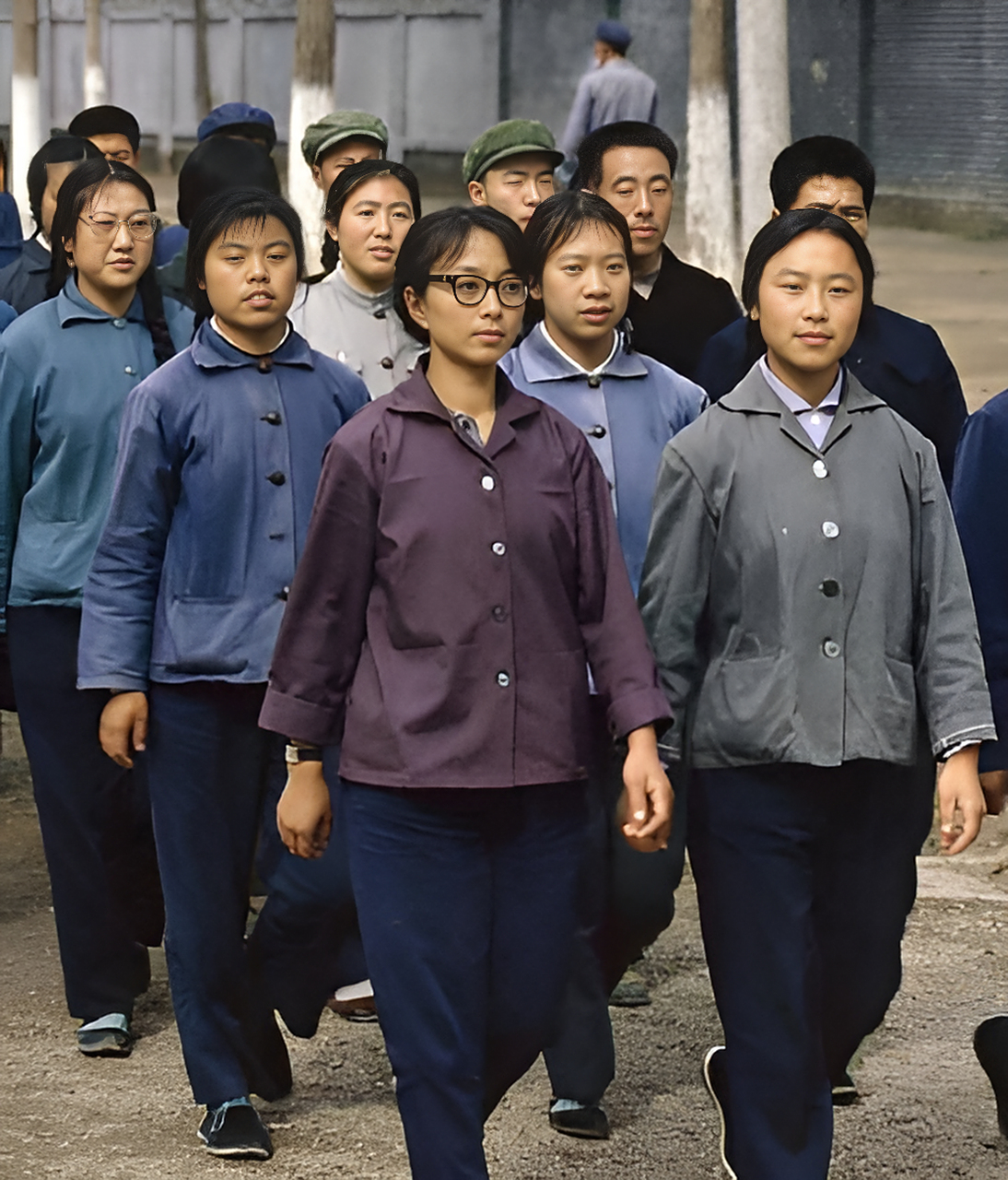 上世纪60年代,美国纽约,一个年轻女子在沙滩上骑骡子,由于泳衣太滑上