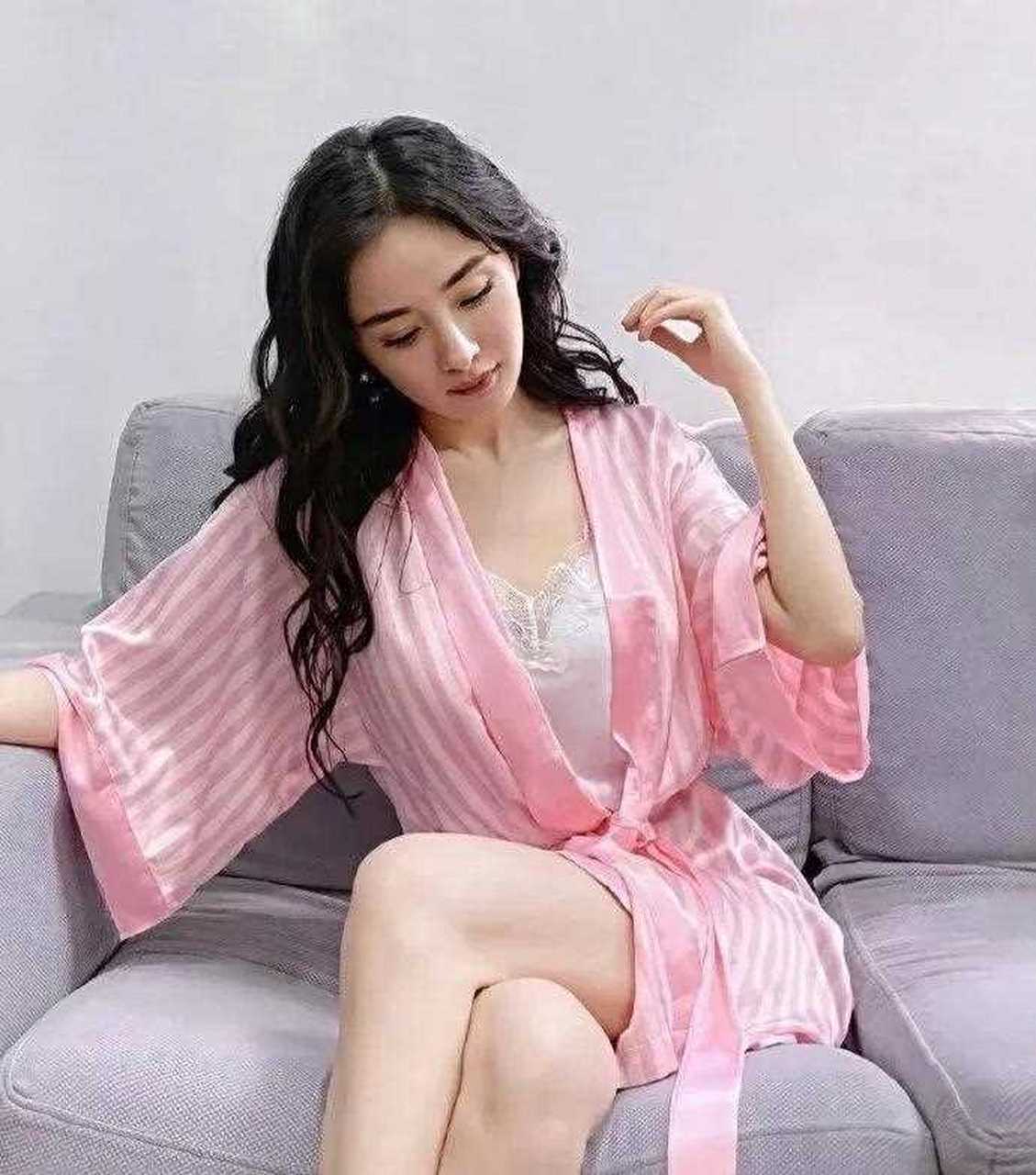 明星丝绸睡衣谁不爱,网友:杨幂感性感迷人,长腿太吸睛,看都看迷糊了!