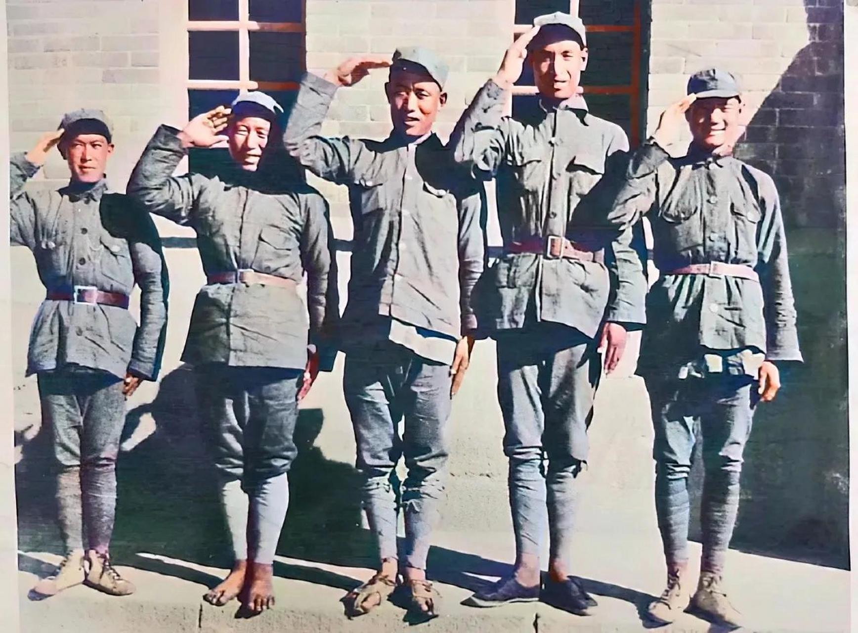 这张照片展现了一位彝族红军战士在长征到达陕北后的形象.