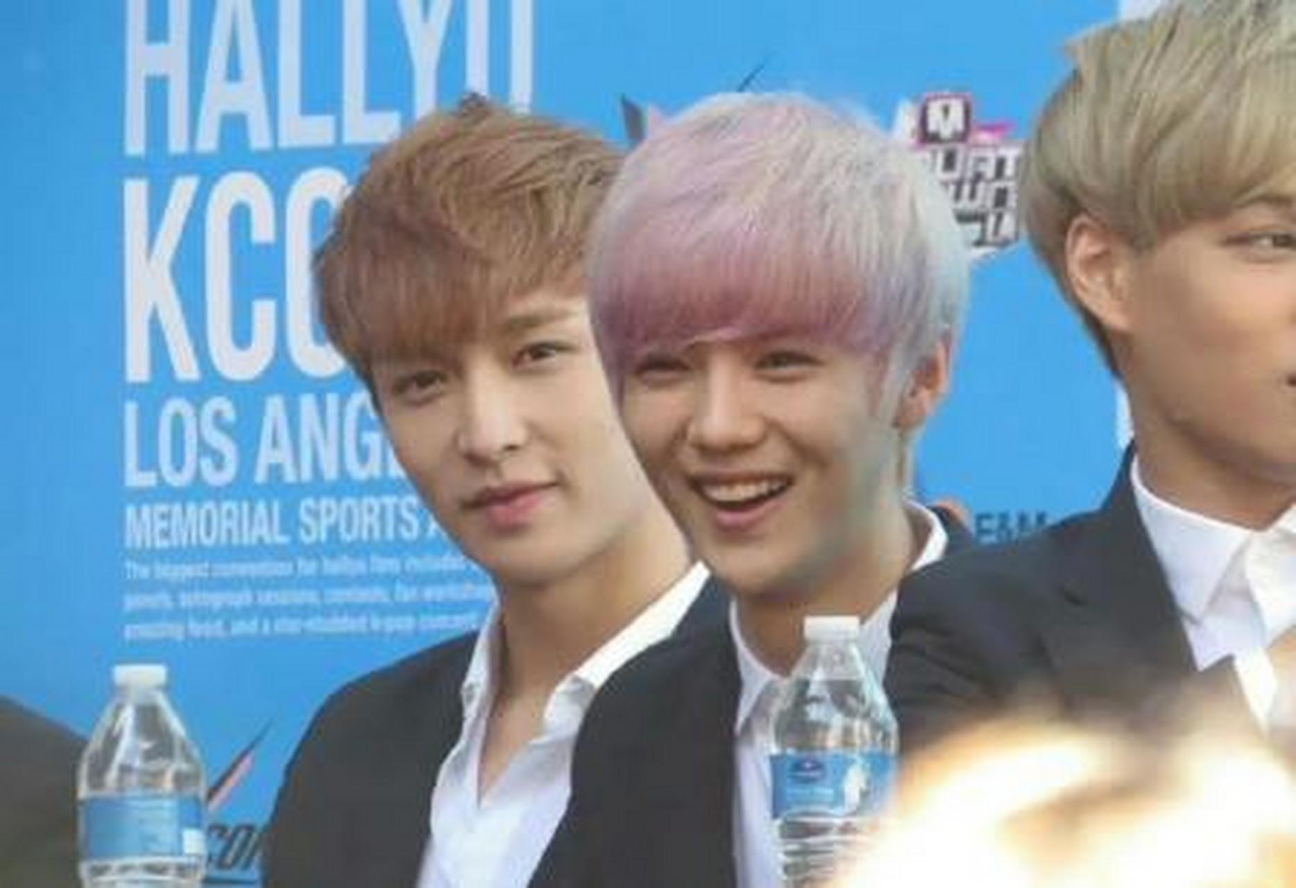 exo时期的鹿晗和张艺兴同框照,那时候的大家都好青涩 676767