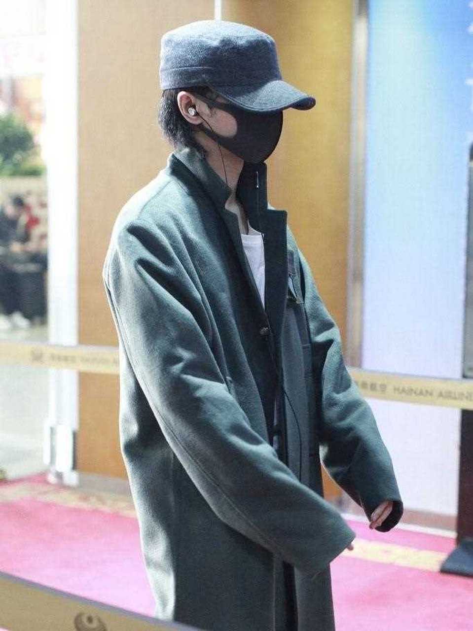 近日,华晨宇现身北京机场,大衣搭配阔腿裤,脚踩一双白球鞋,整身穿搭