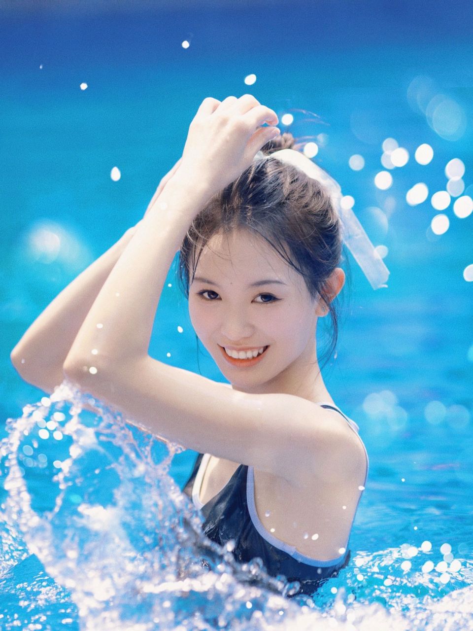 这组照片是小姐姐在小区楼下的泳池拍的,闪闪发光的女孩子真的太美了!