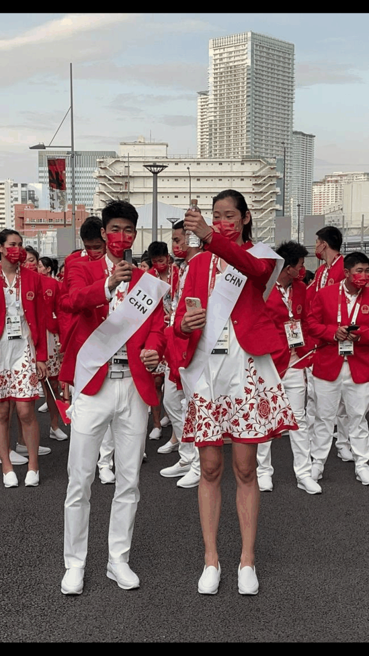 gif创作人# 中国队奥运会入场服亮相,朱婷和赵帅举旗 2020东京奥运会