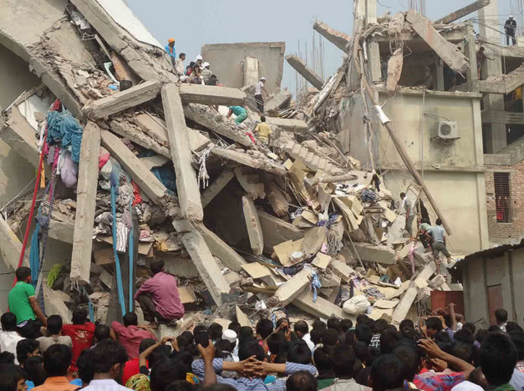 近日,印度发生了一起令人震惊的事件,一座48层高楼倒塌,引发了3亿印度