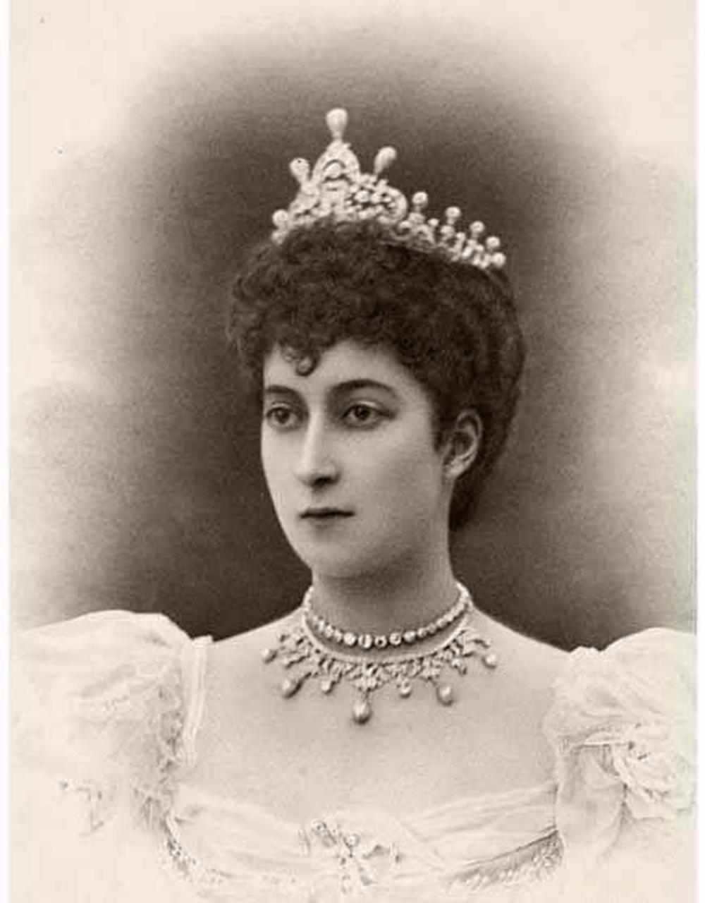 领动计划# 挪威的莫德王后佩戴过的珠宝.