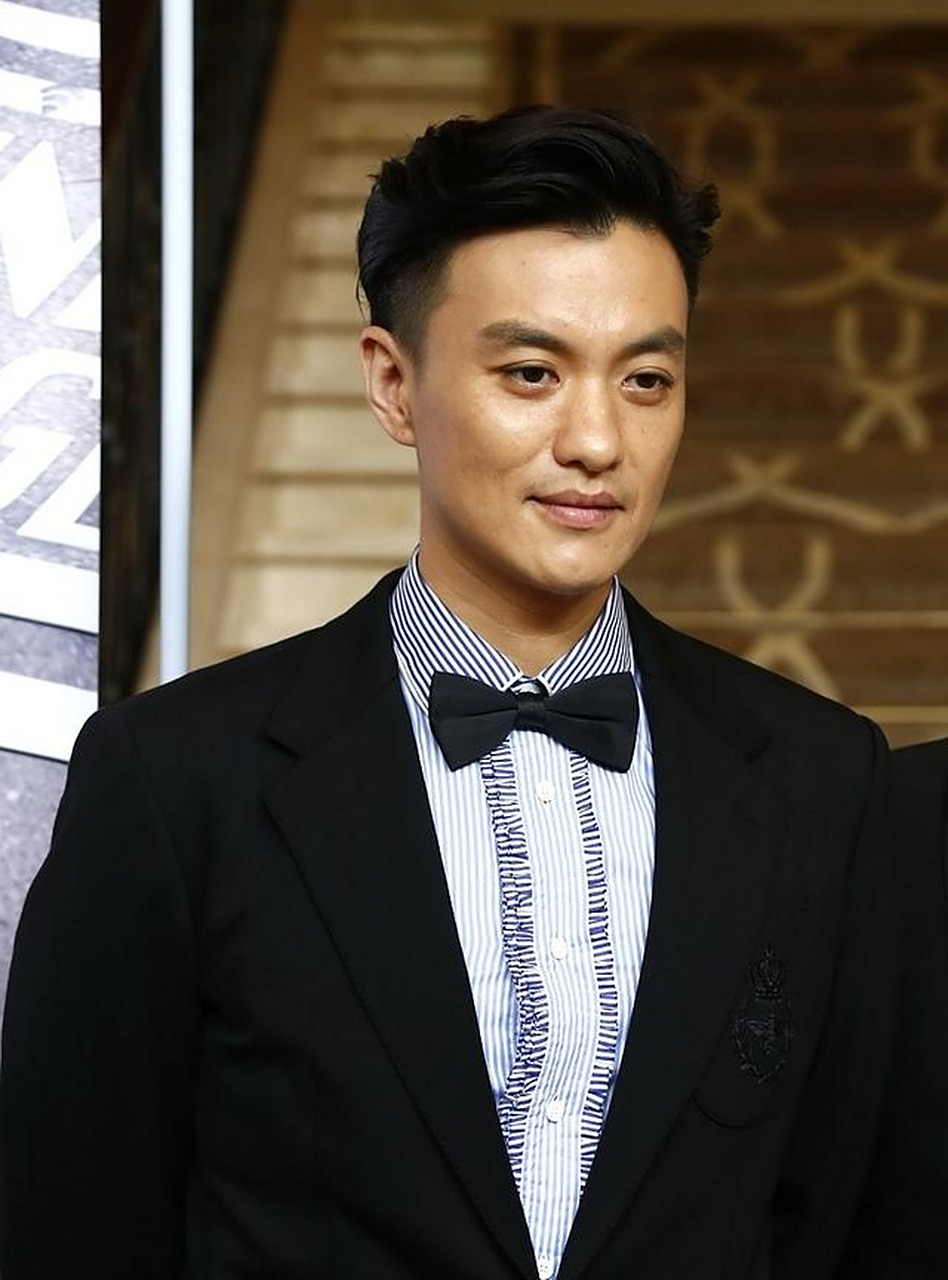 而其实周一围,被众多的粉丝所熟悉,还是他曾经出演过一些海岩剧.