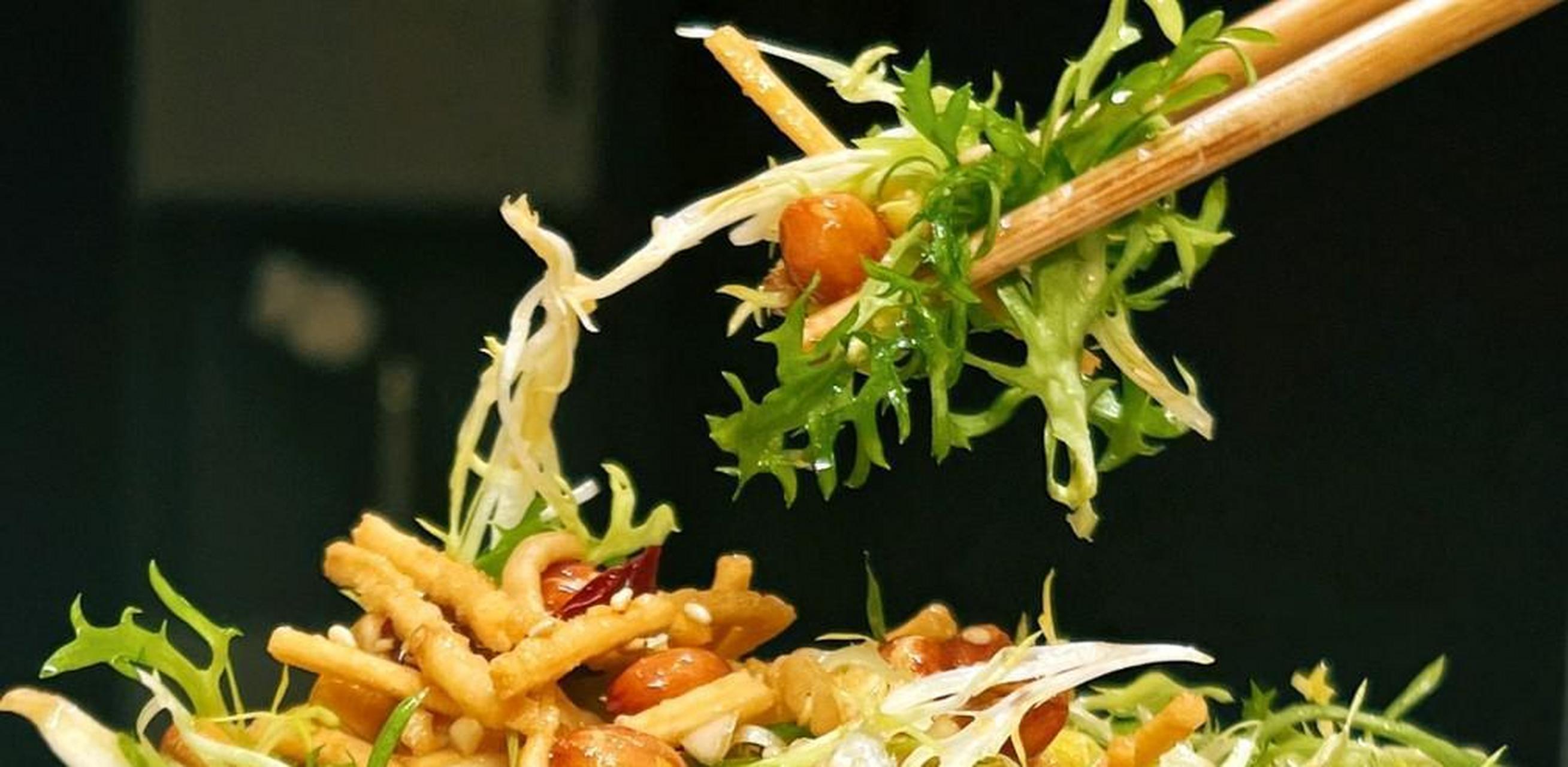 年夜饭必备凉菜06苦菊拌馓子,清爽又解腻~[鸡蛋]06年夜饭吃完大鱼