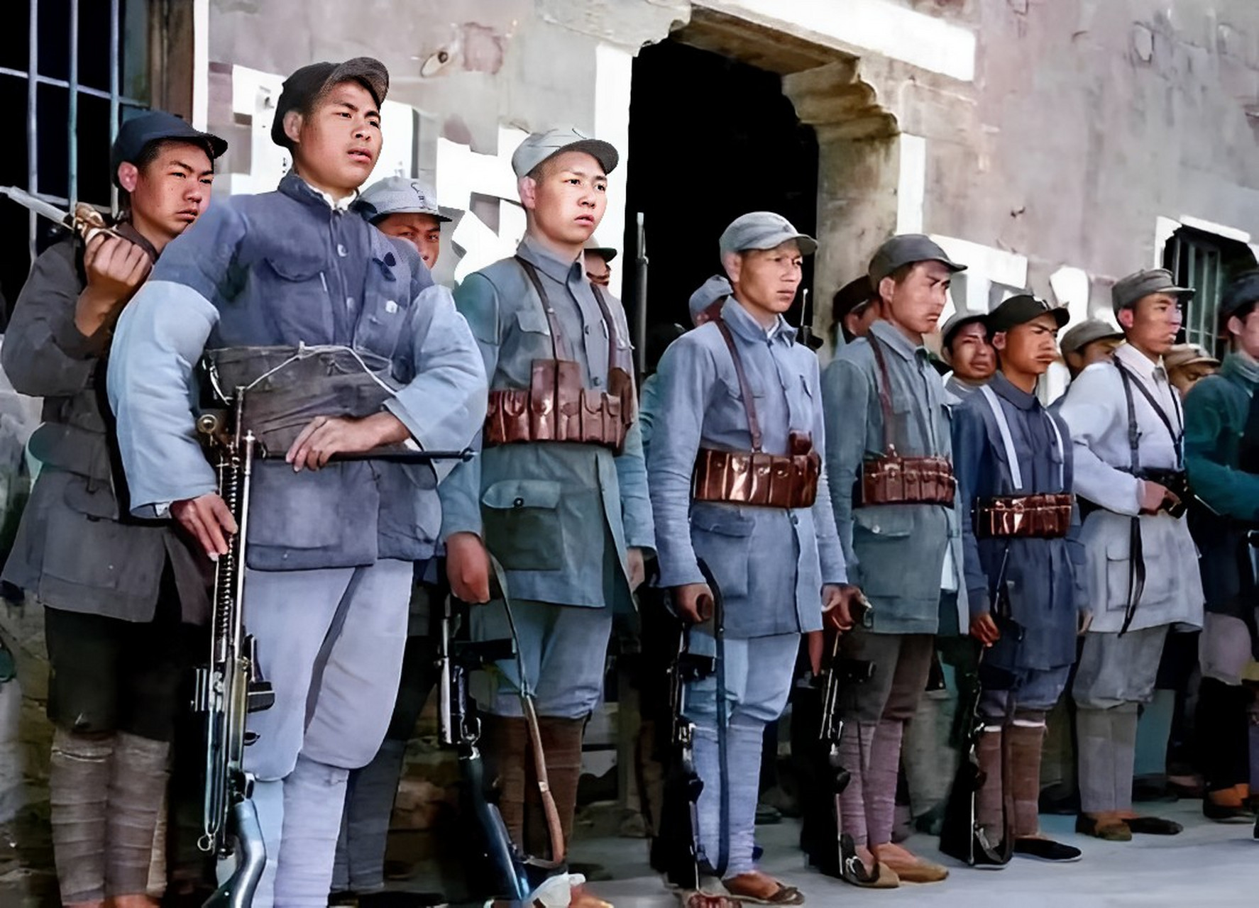 新四军正式组建后,全副武装山上的新四军正在举行誓师大会.