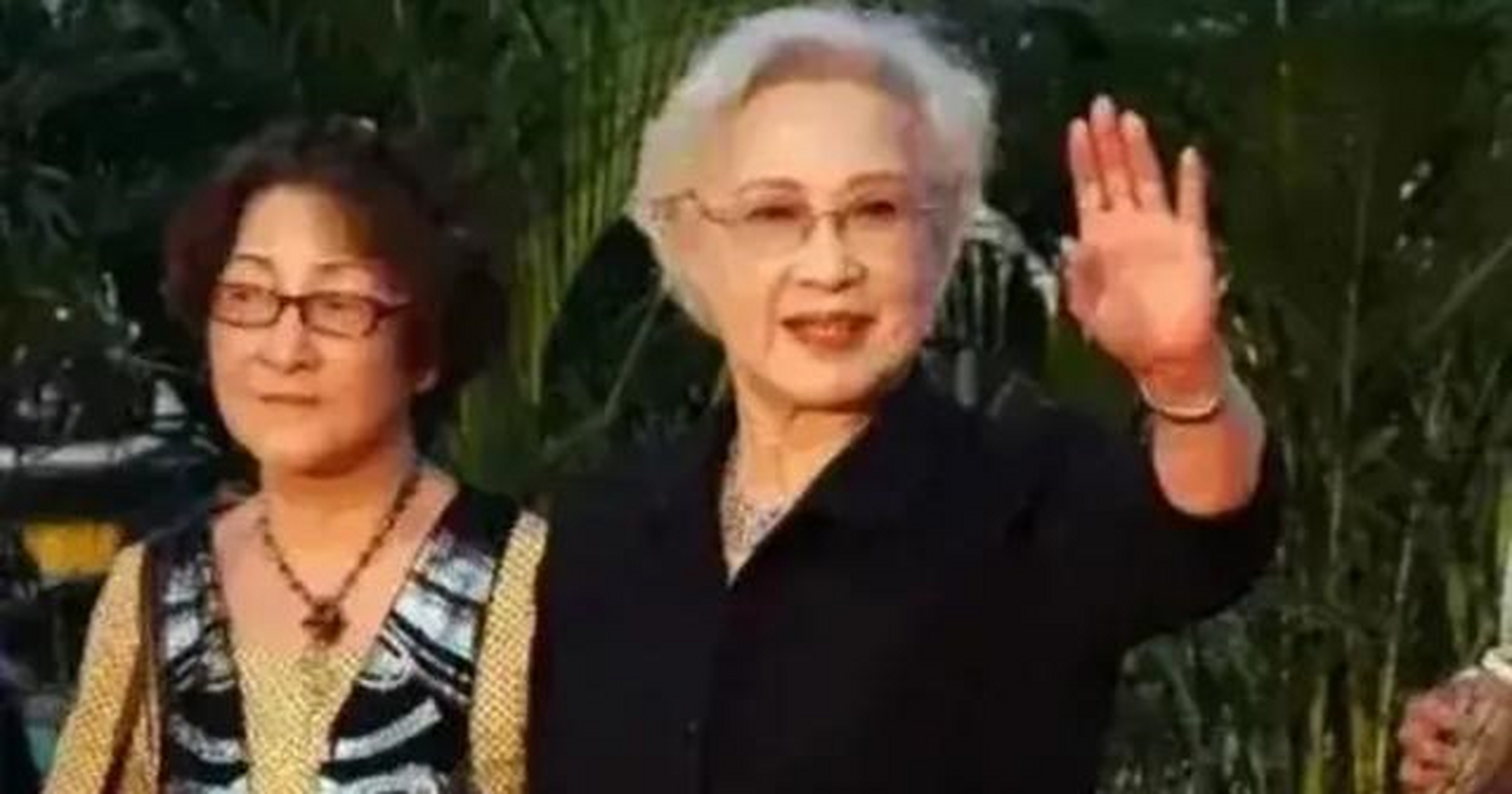 老艺术家秦怡,昔日和唯一的女儿金斐姮罕见同框走红毯!