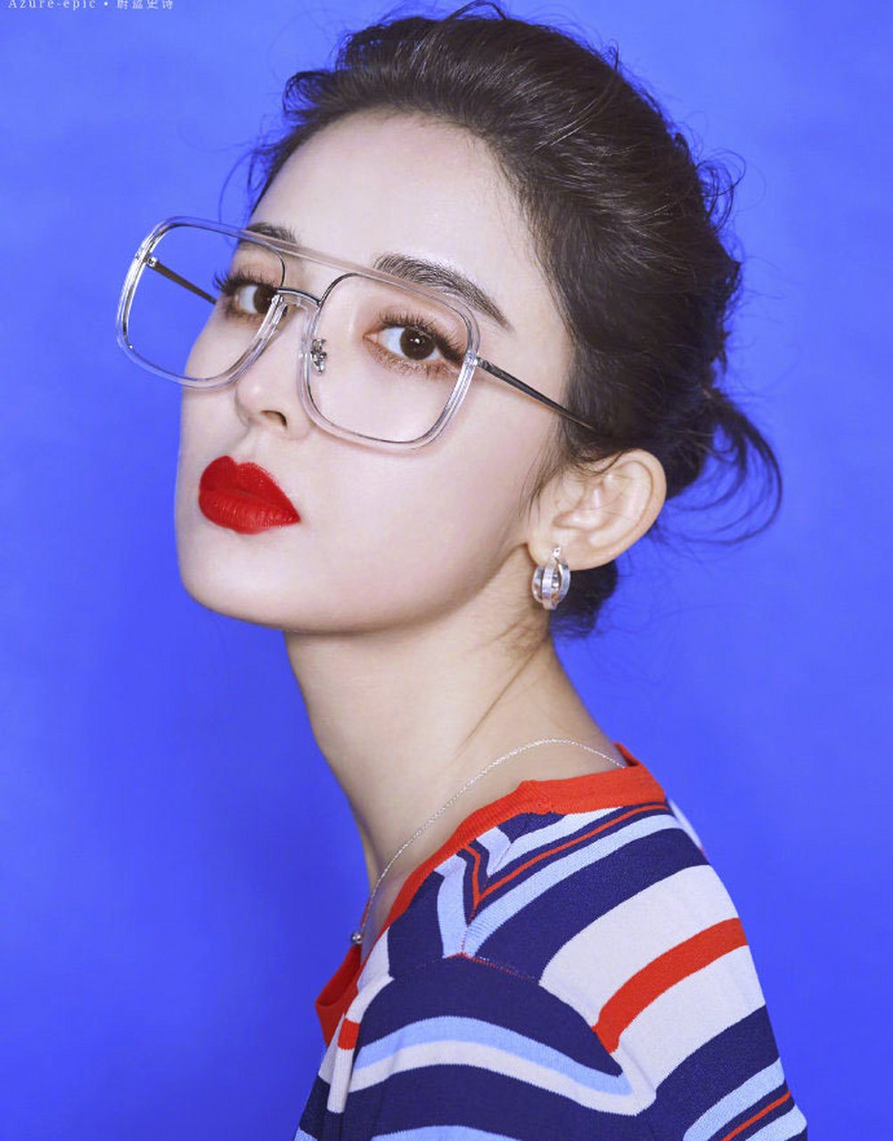 古力娜扎条纹衫大红唇演绎现代摩登感,永不过时的条纹元素也可以有