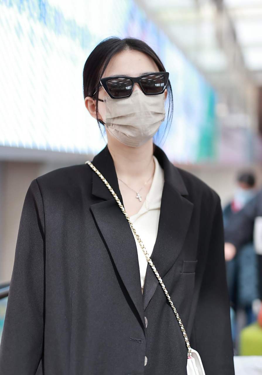 徐璐机场街拍,黑色西装 喇叭牛仔裤 墨镜时髦好看