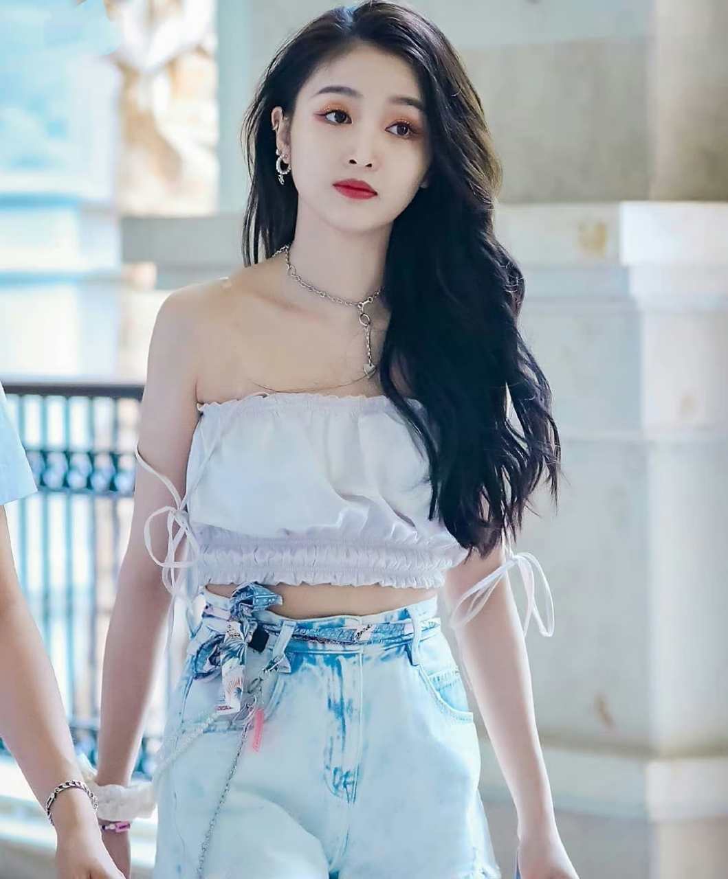 吴宣仪,海南富婆果然美艳