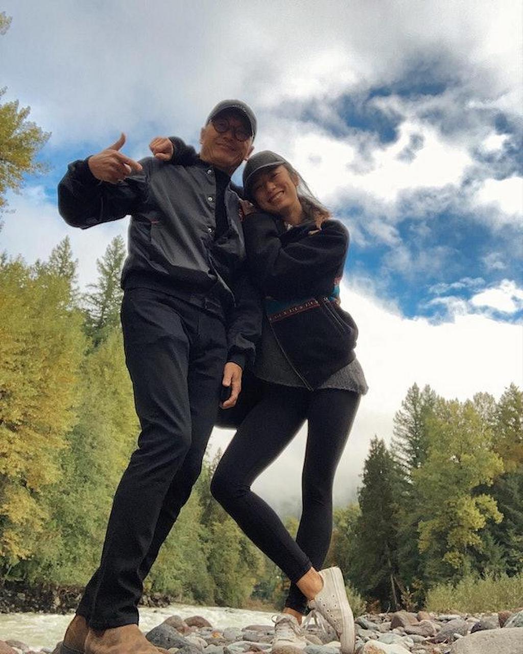 苗侨伟爱女纯白比基尼陪父母出海,戚美珍怕晒包到密密实实!