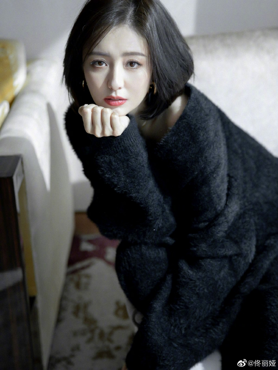 佟丽娅短发造型拍写真温婉清冷,穿黑色居家服露香肩锁骨.