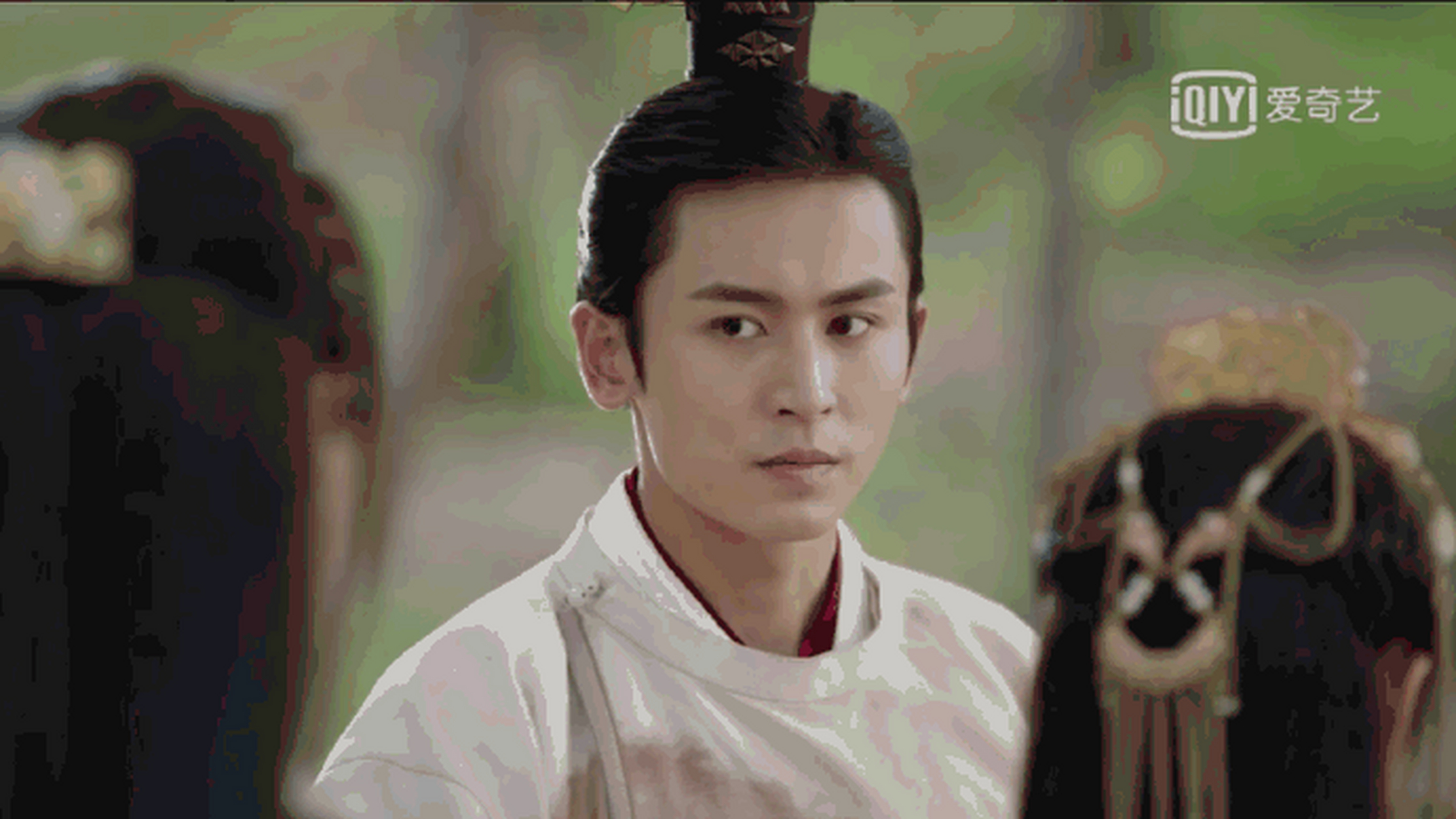 《青春创世纪》《如意芳霏》黄景瑜张哲瀚同款单肩扛,这平时没少举铁