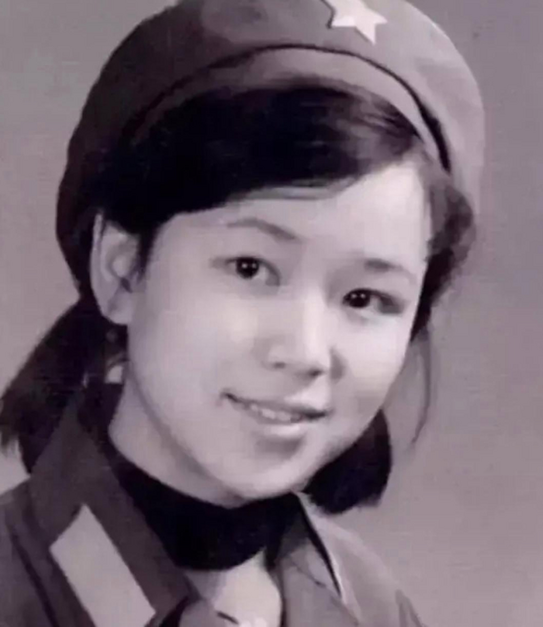 这位女战士叫钟惠玲,当时她才19岁,她和战士们投入到战场的医疗工作