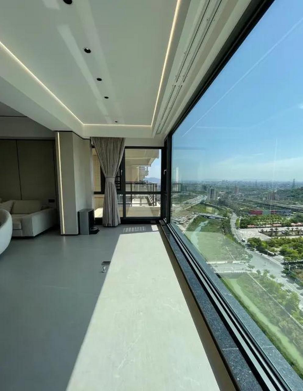 高楼层封窗才是真的爽,特别是一整块玻璃做落地窗!