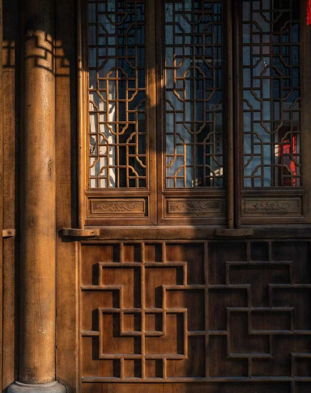 镂空窗是中国古代园林建筑中的一种装饰和美化形式,兼具实用和装饰