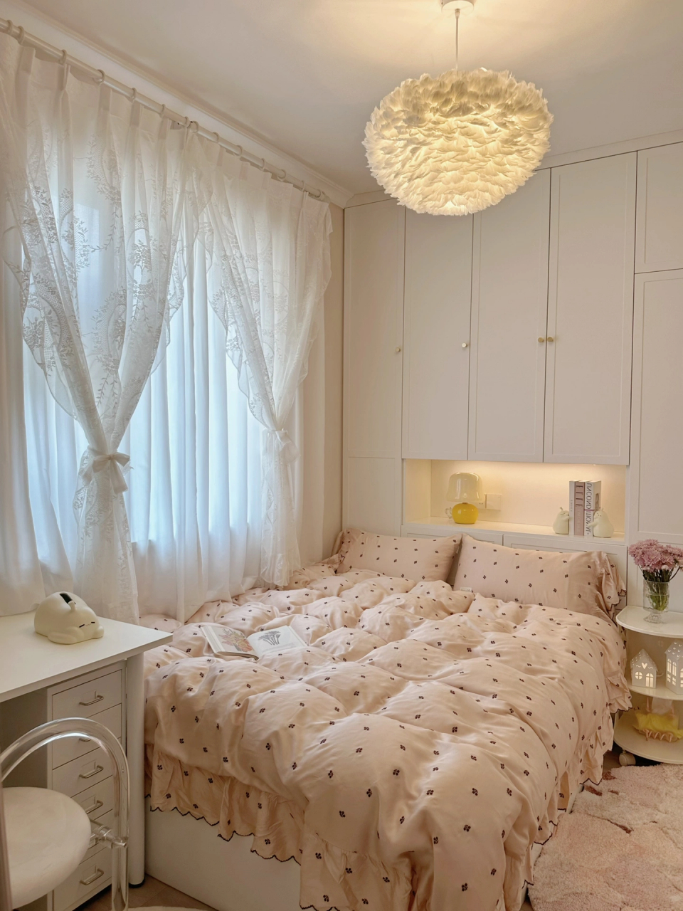 这个小房间的户型又窄又长,装修时没想好怎么布置,就变成了一个杂物间