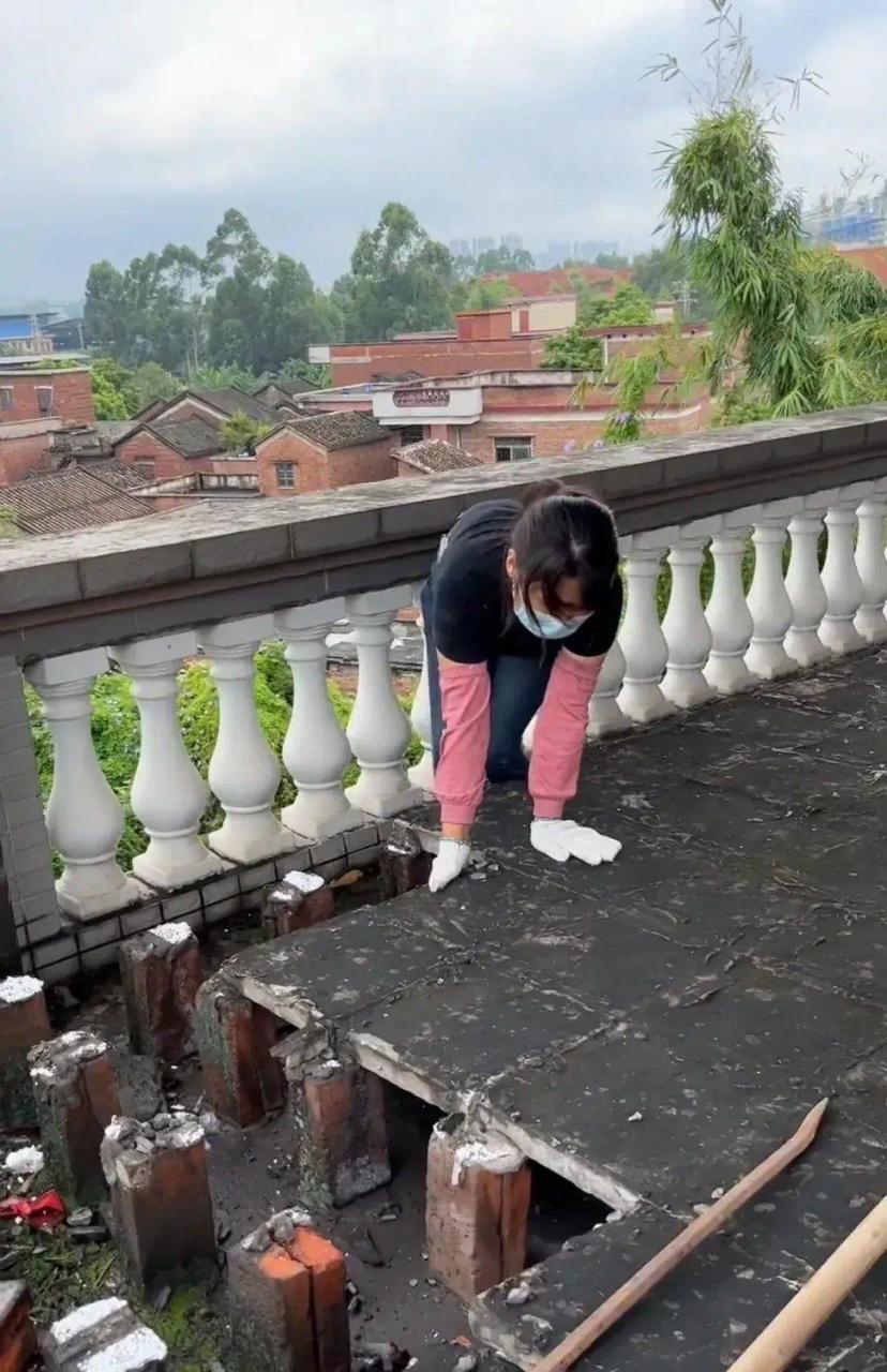 网友:很多农村房子都喜欢这样做隔热层,感觉这是很鸡肋的东西,白天