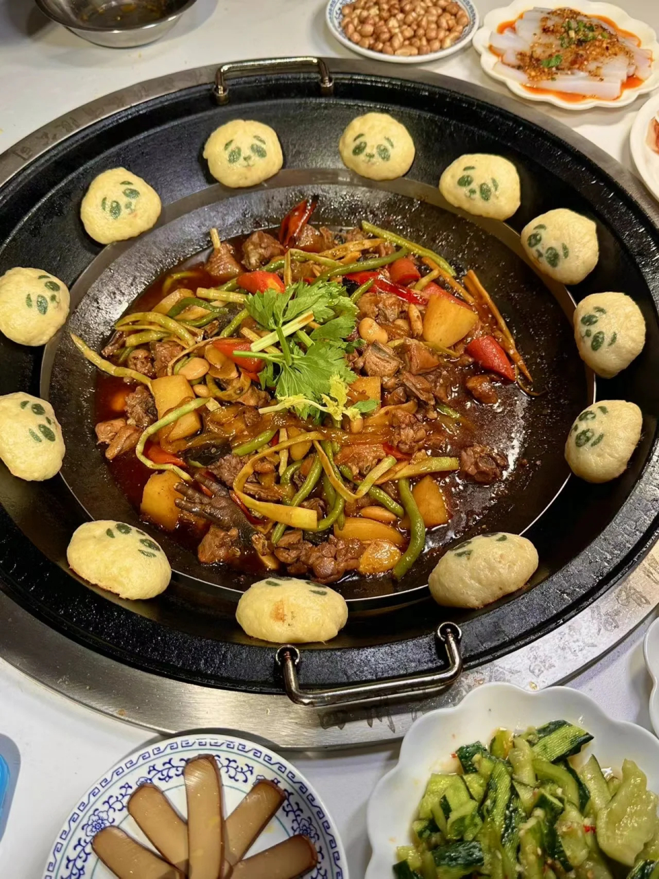 人把花花吃了  没想到啊没想到,炫柴火鸡竟然能吃到花花同款锅边馍