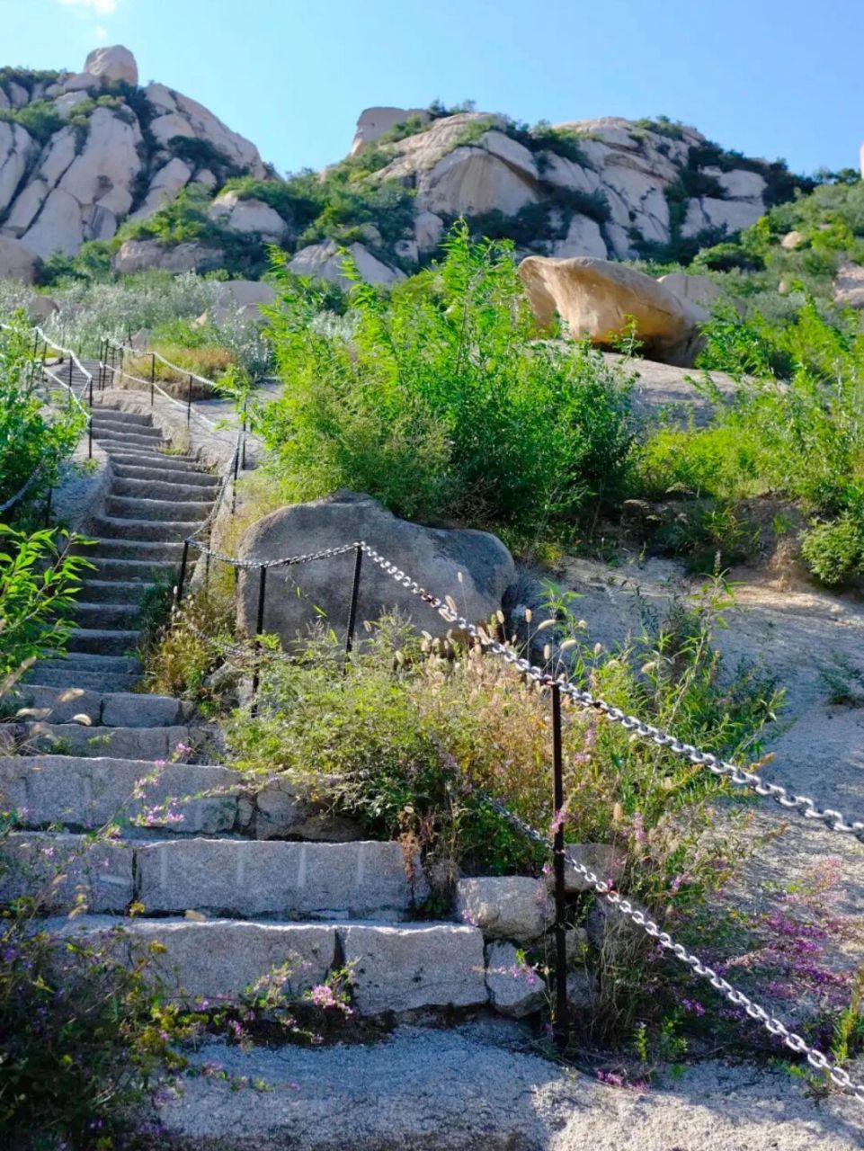 位于昌平区阳坊镇的白虎涧风景区,占地778万平方米,属太行山脉,素以"