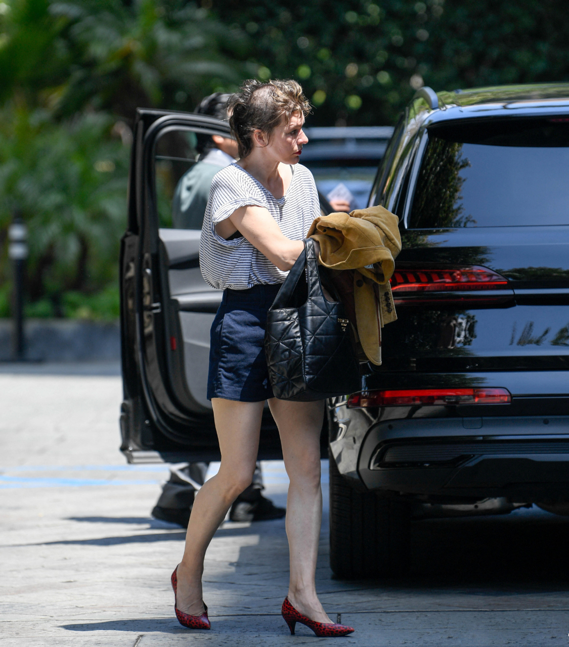 米拉·乔沃维奇街拍,条纹t恤搭配牛仔短裤,整个穿搭看起来就超级舒服