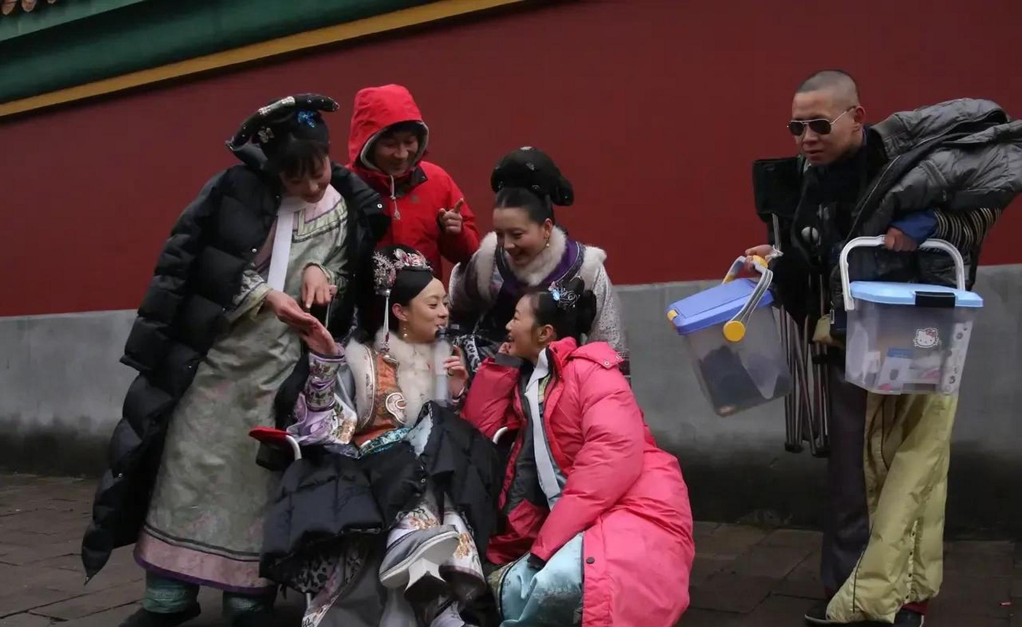 gif创作人# 槿汐姑姑晒出的甄嬛传幕后花絮照,你怀不怀念?