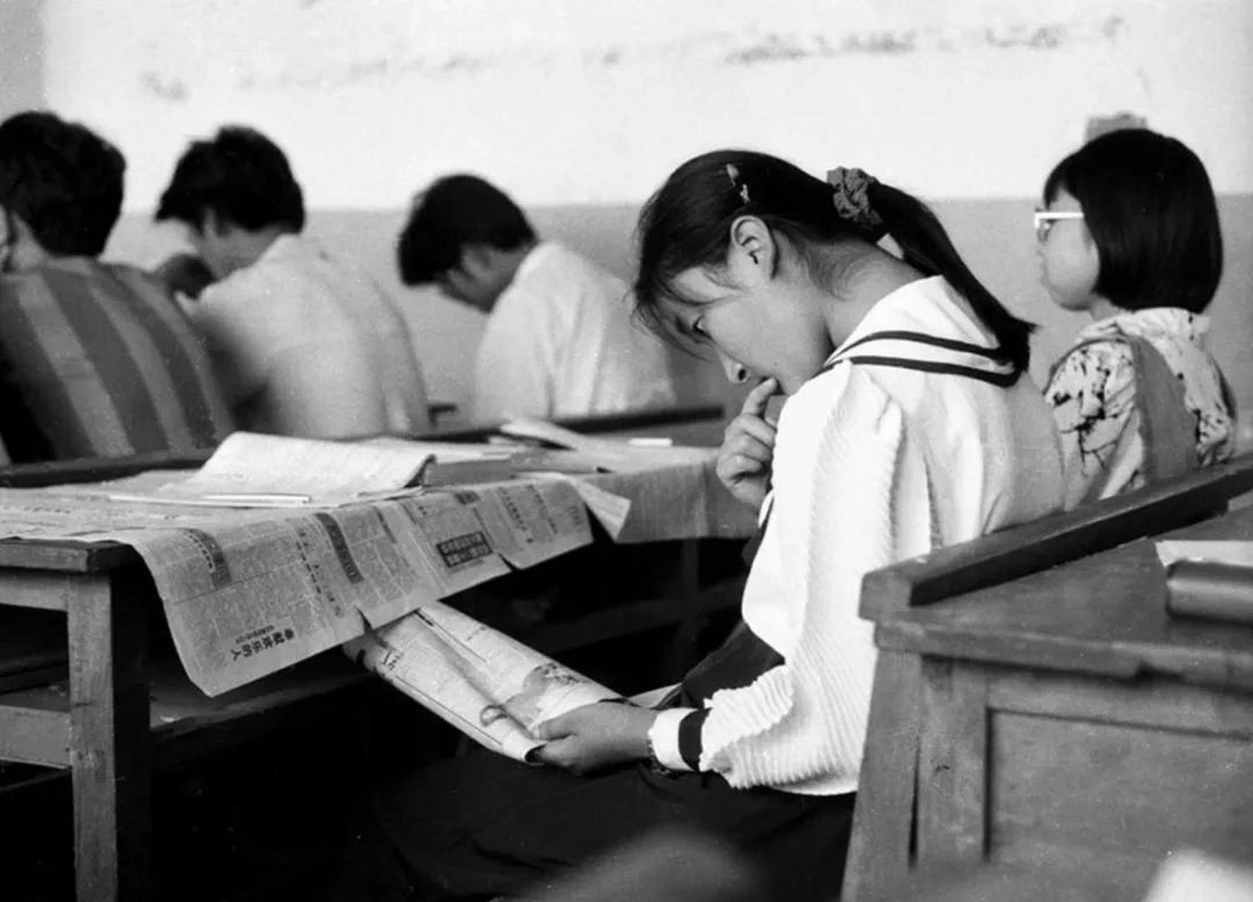 90年代的大学生,一个美女小姐姐在课堂上,上面放着课本打着掩护,偷偷