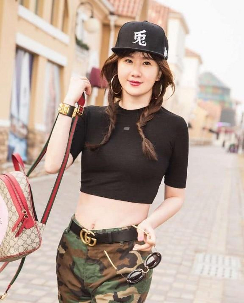 没错,周磊就是婷美内衣的总裁,而两人结婚之后,孟瑶的好身材自然是