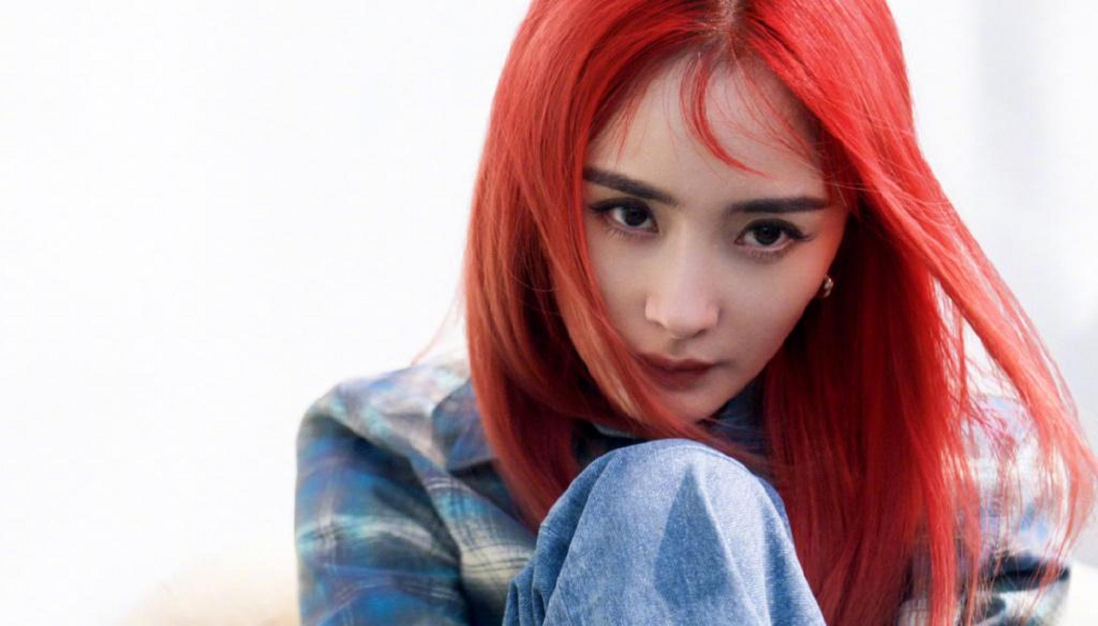 杨幂红发造型大片#  #时尚发型#   杨幂染了红色头发颜色之后,好狙揶