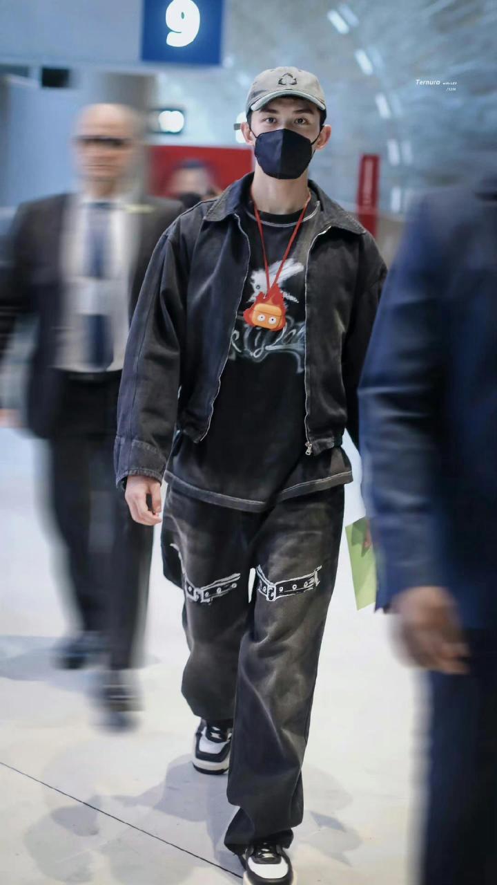 黑色系穿搭分享来咯 吴磊更新了7月5日机场街拍, 牛仔夹克下搭同色系