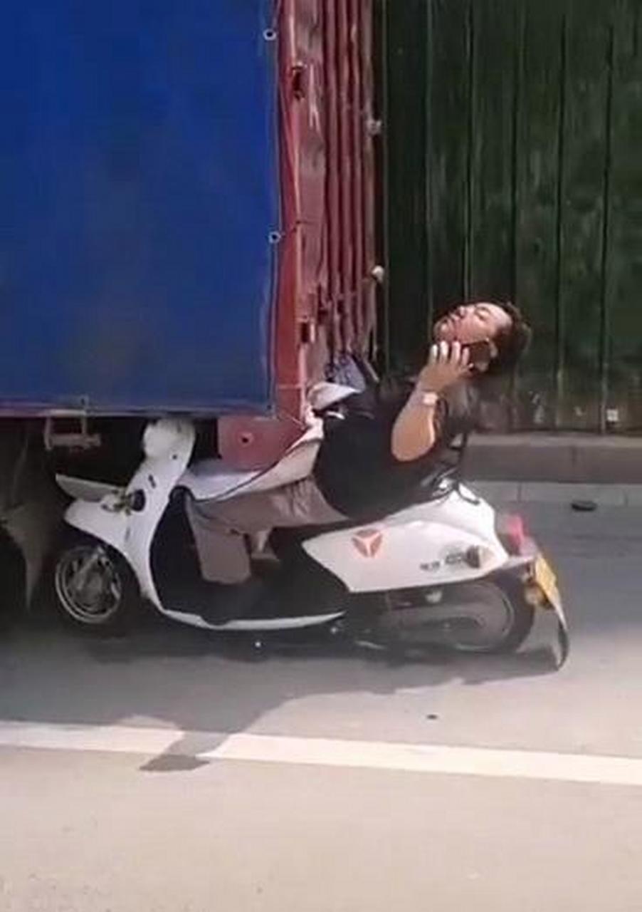 这电动车是跑得多块,才能撞成这样子啊? #趣图搞笑