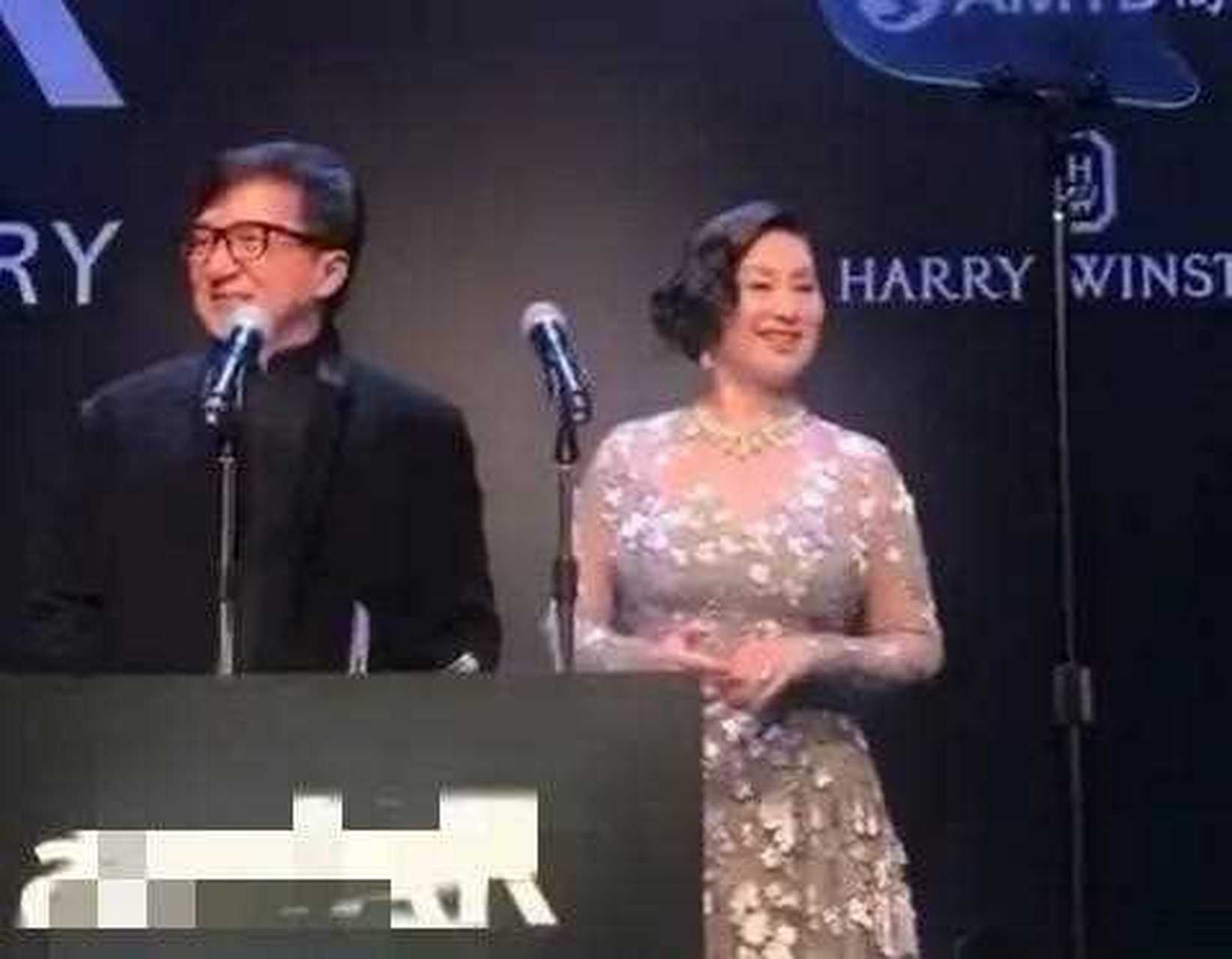 [带着微博去旅行] 有一次,成龙大哥跟何超琼一起出席活动,只见大哥戴