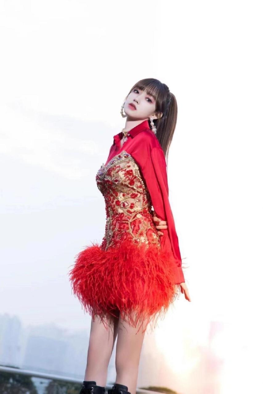 程潇穿红色羽毛流苏亮钻连衣裙好美